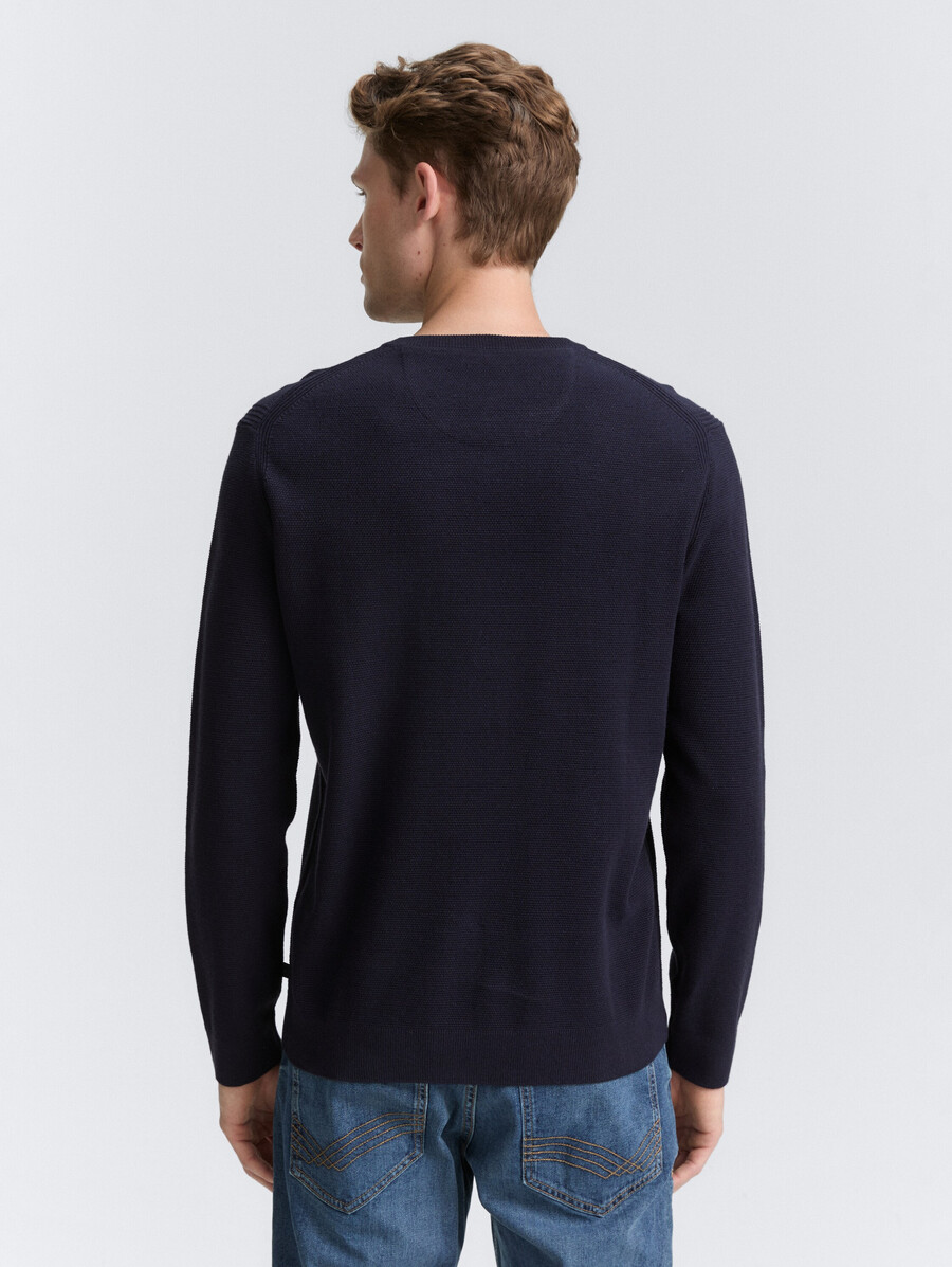 jersey de punto con cuello de pico de algodón orgánico.