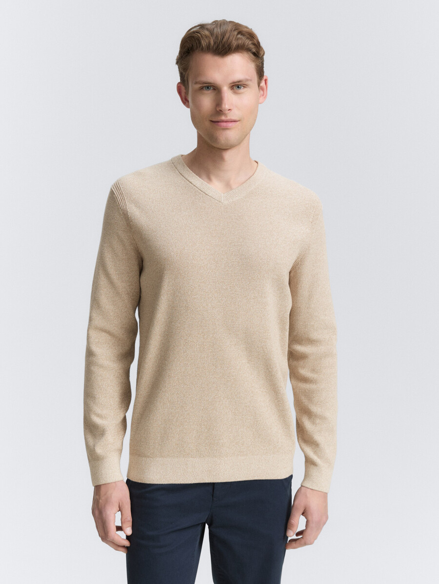 jersey de punto con cuello de pico de algodón orgánico.