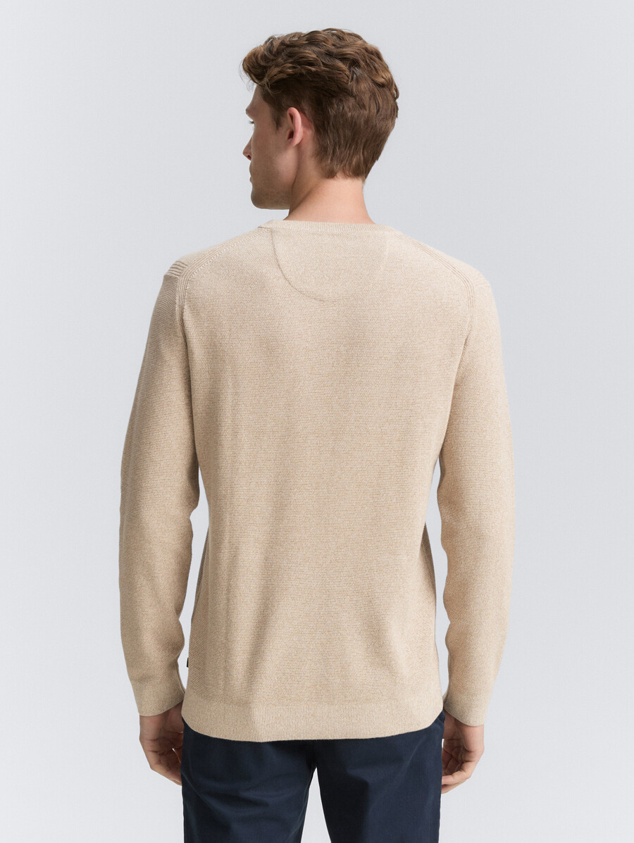 jersey de punto con cuello de pico de algodón orgánico.