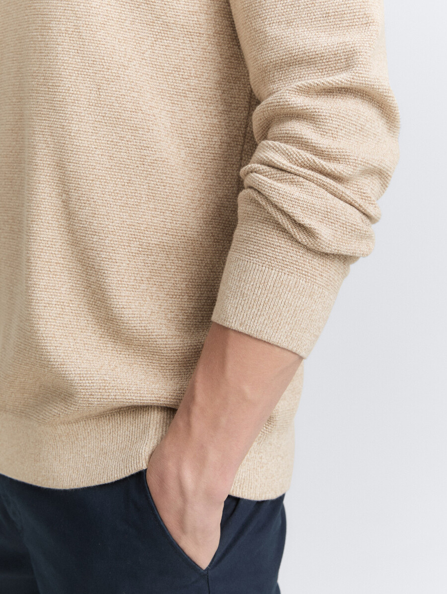 jersey de punto con cuello de pico de algodón orgánico.