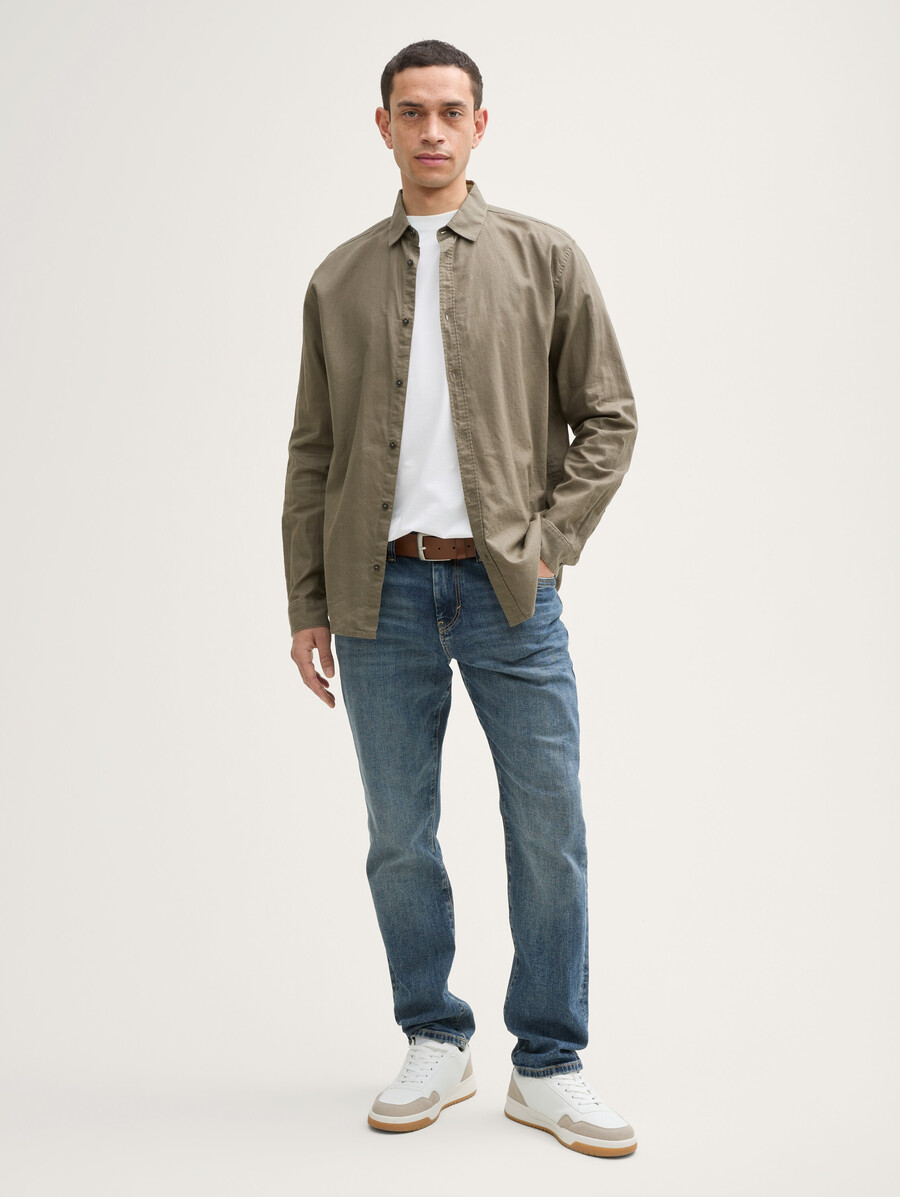camisa de corte regular con contenido de lino