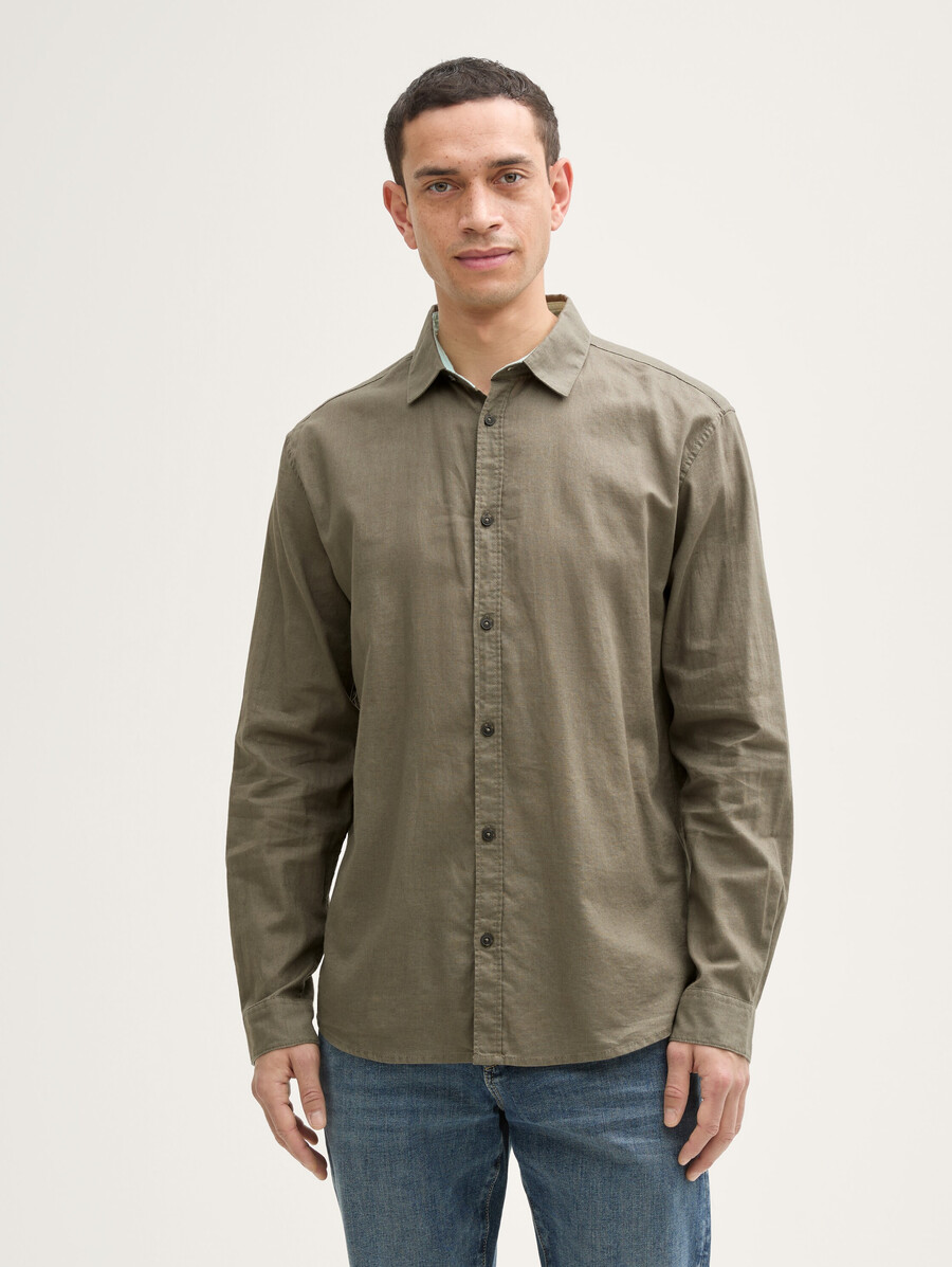 camisa de corte regular con contenido de lino