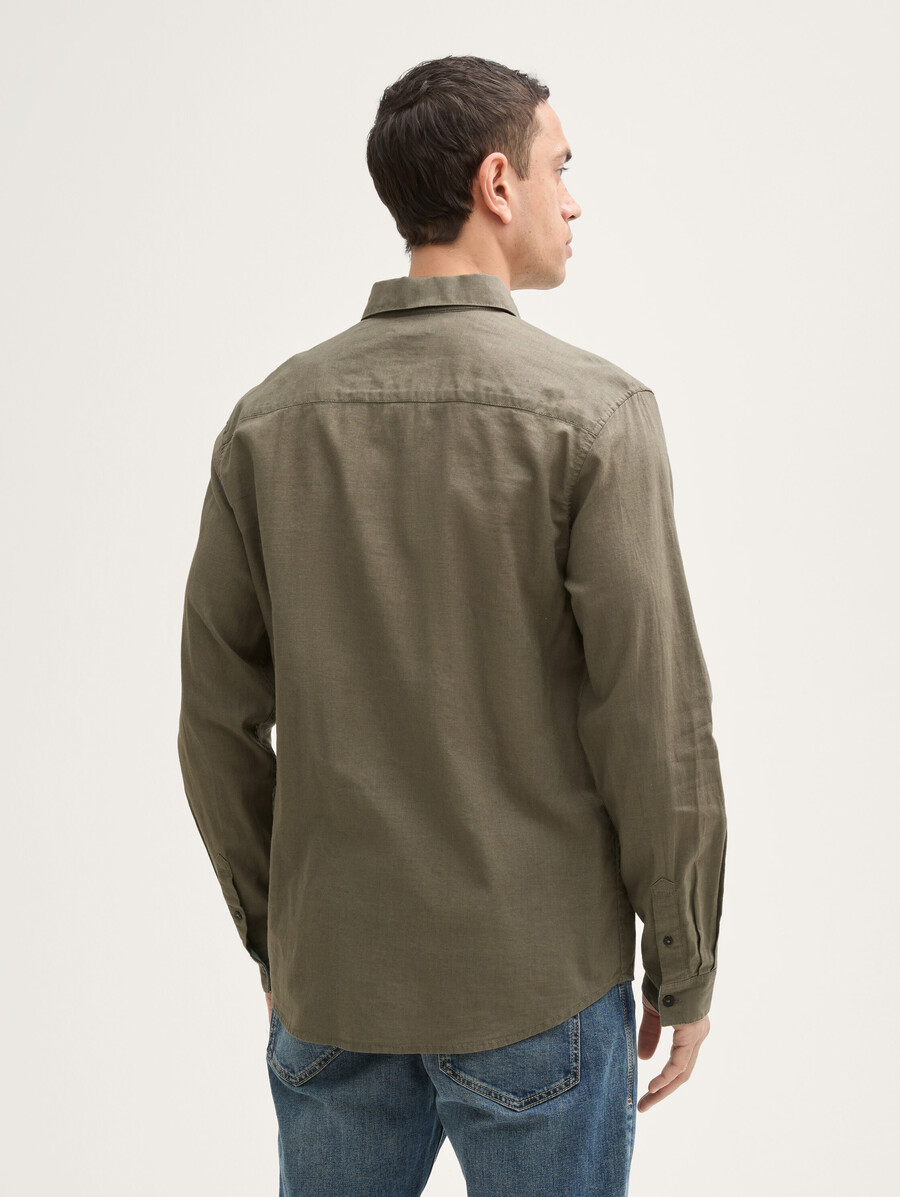 camisa de corte regular con contenido de lino