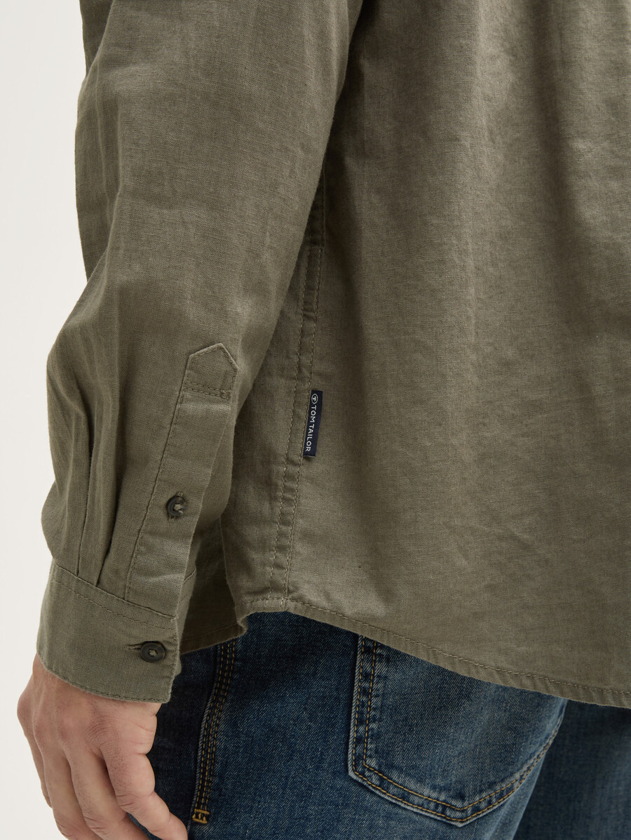 camisa de corte regular con contenido de lino