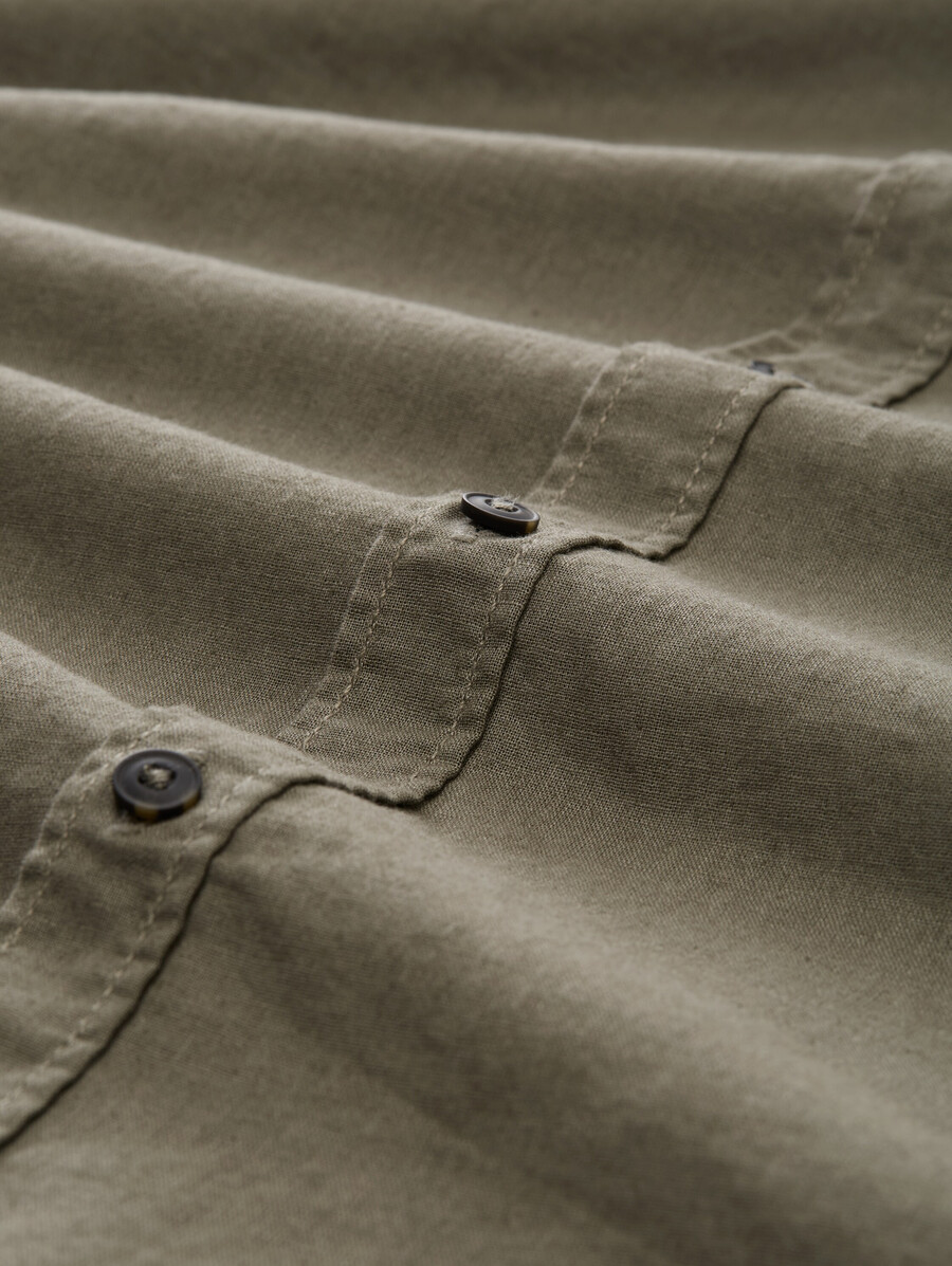 camisa de corte regular con contenido de lino
