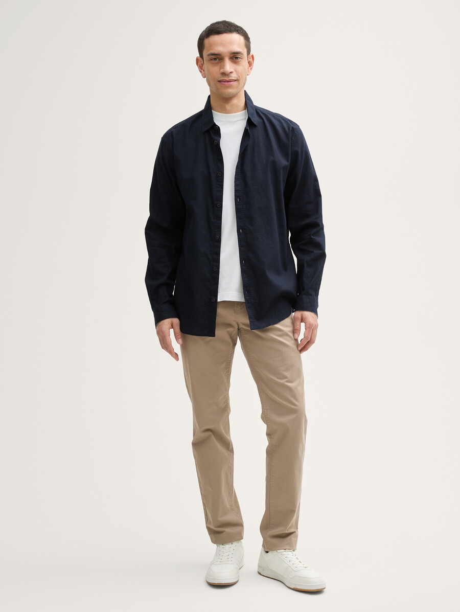 camisa de corte regular con contenido de lino