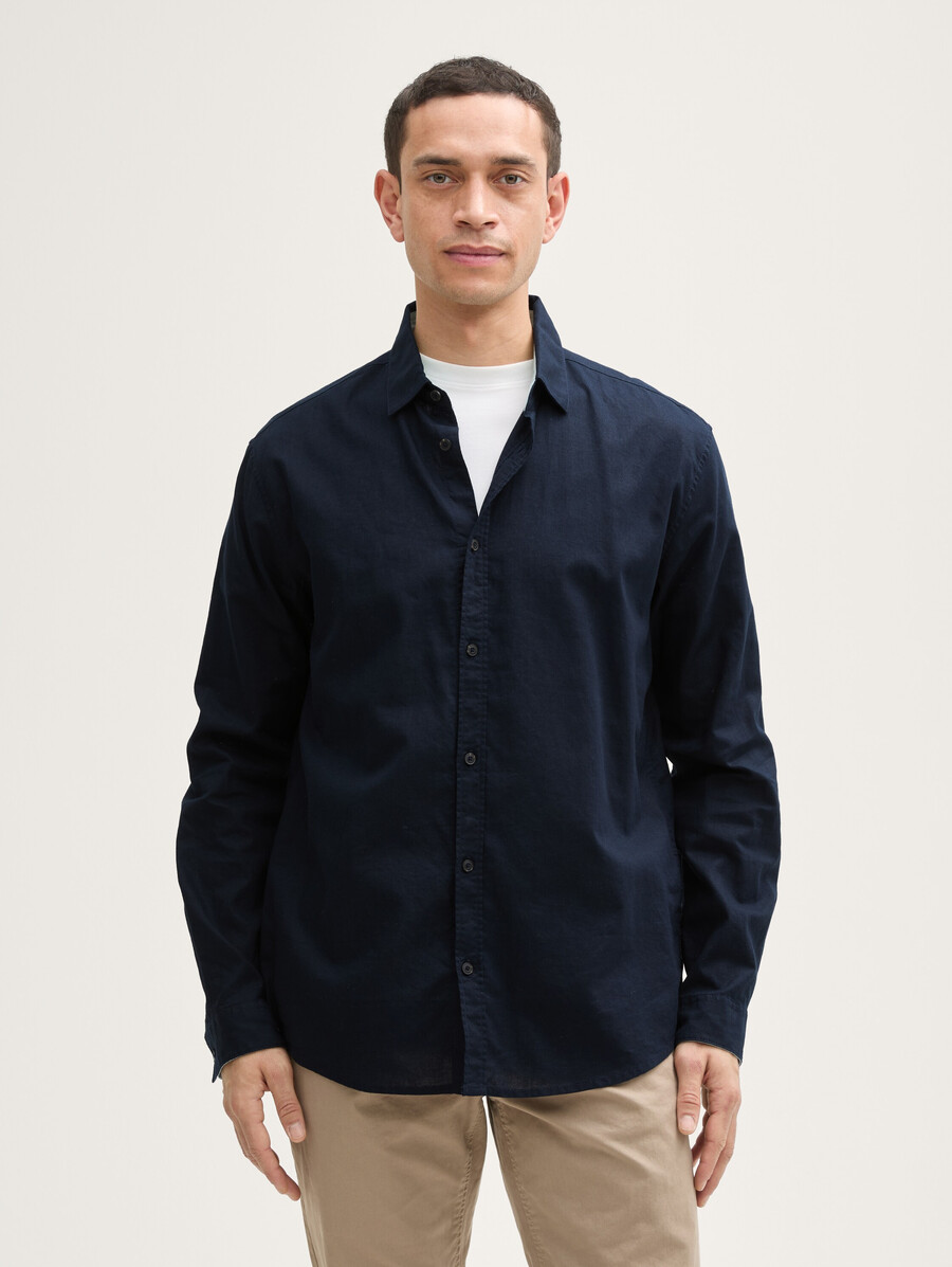 camisa de corte regular con contenido de lino