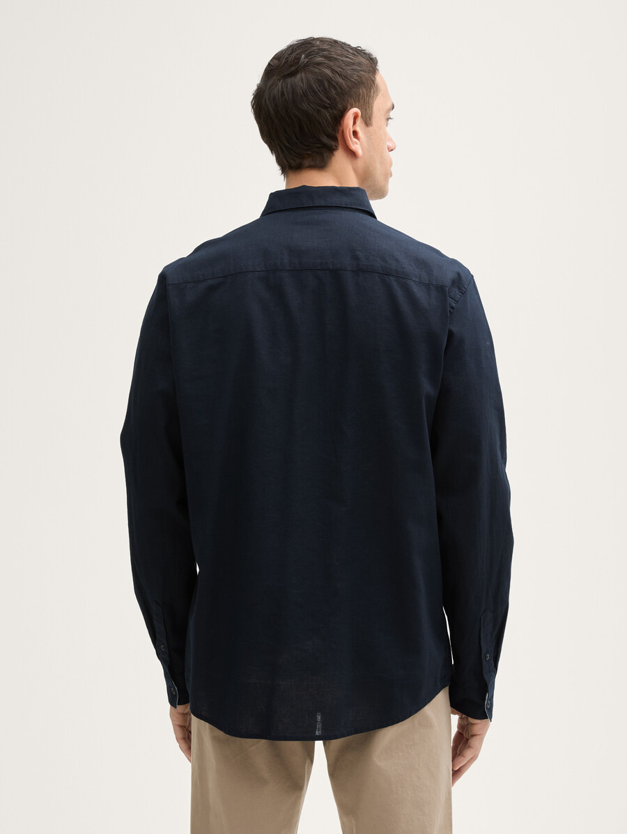 camisa de corte regular con contenido de lino