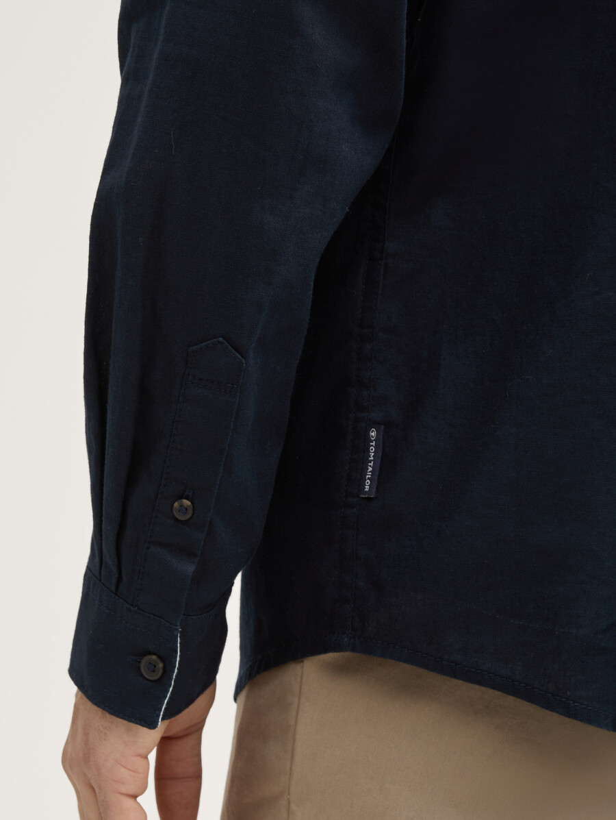 camisa de corte regular con contenido de lino