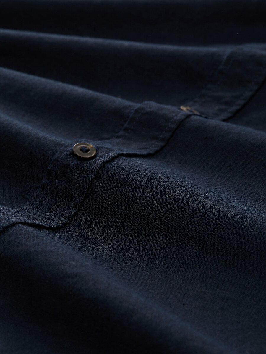 camisa de corte regular con contenido de lino