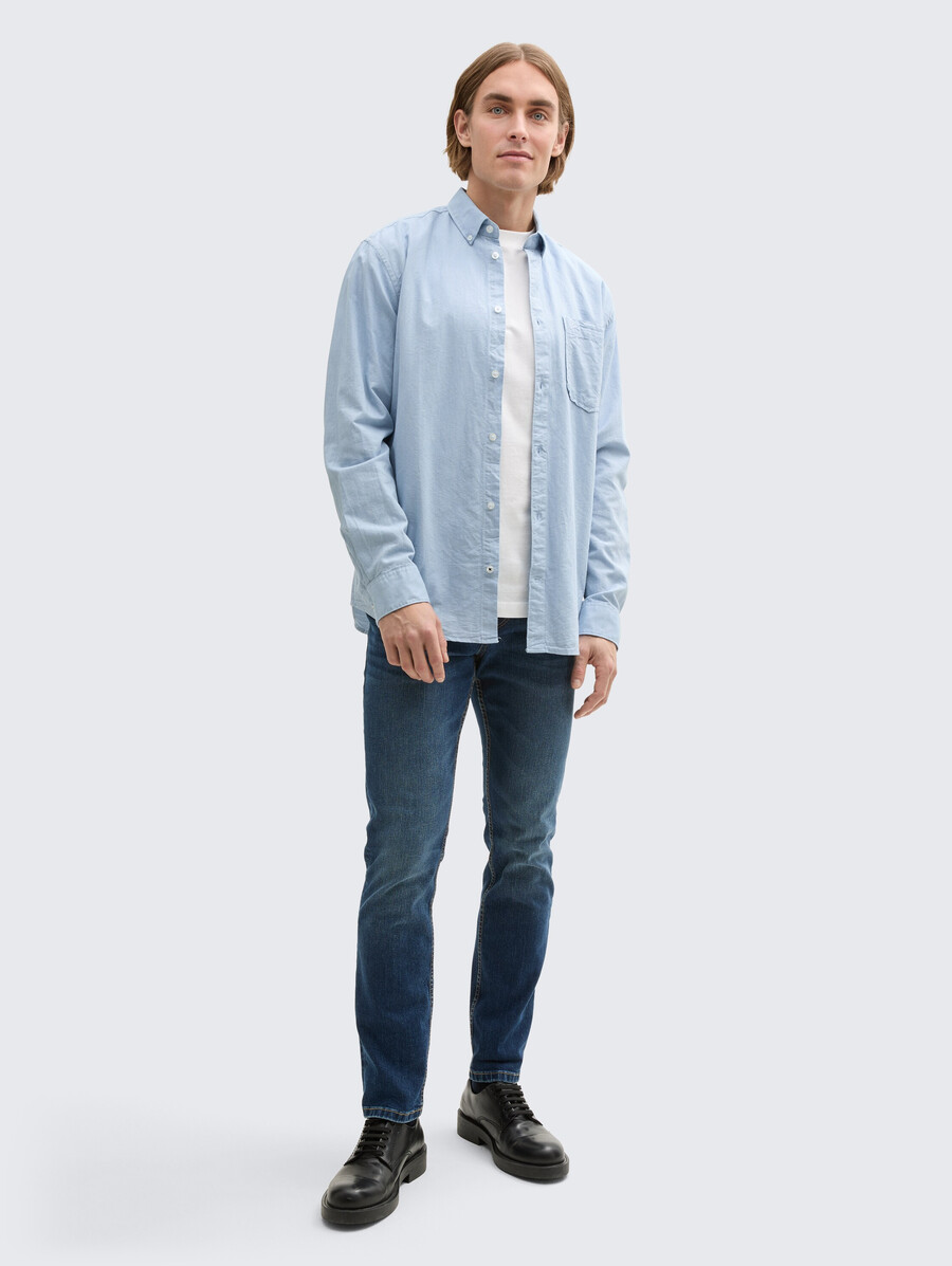 camisa de corte regular con bolsillo en el pecho