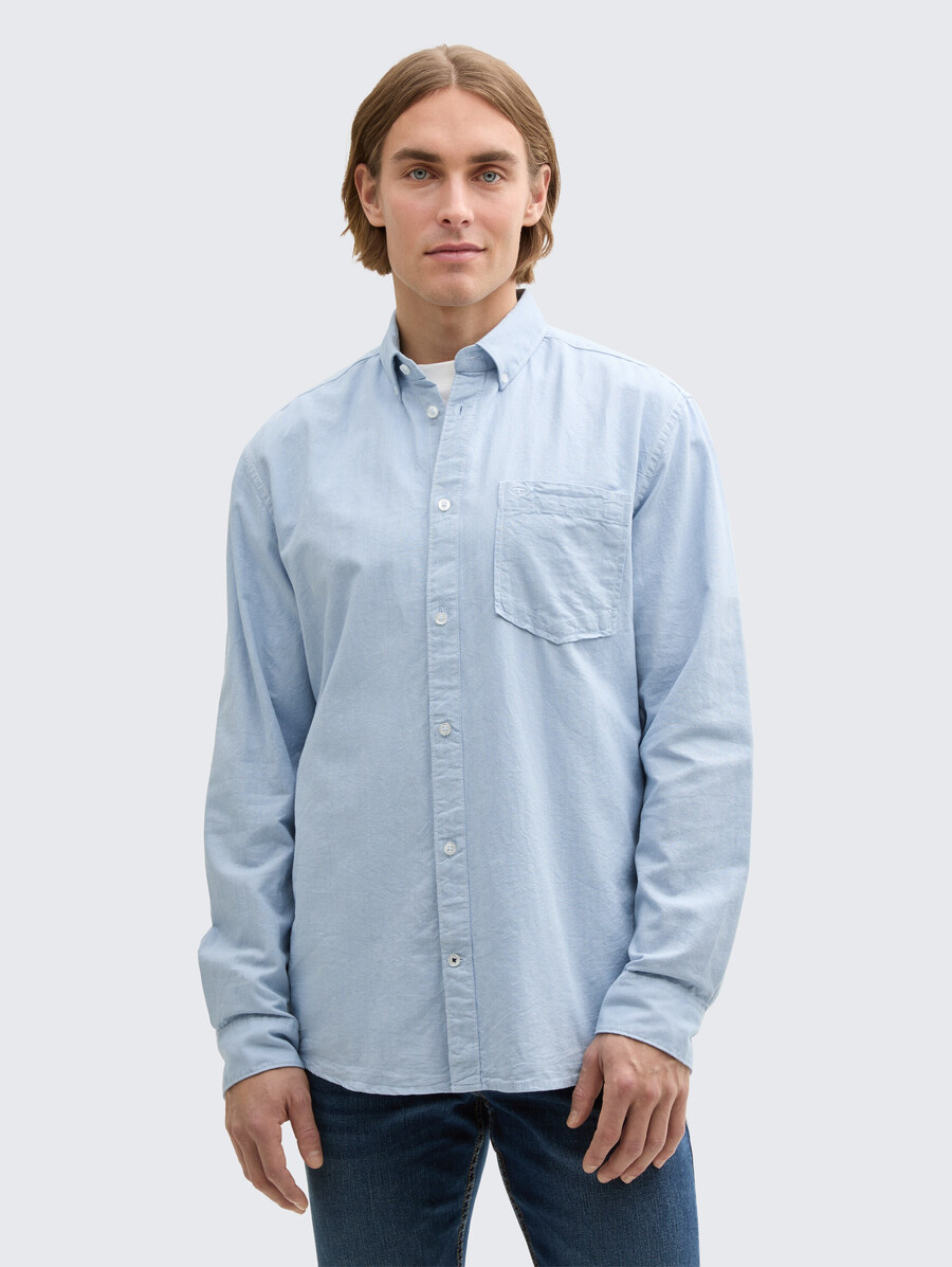 camisa de corte regular con bolsillo en el pecho