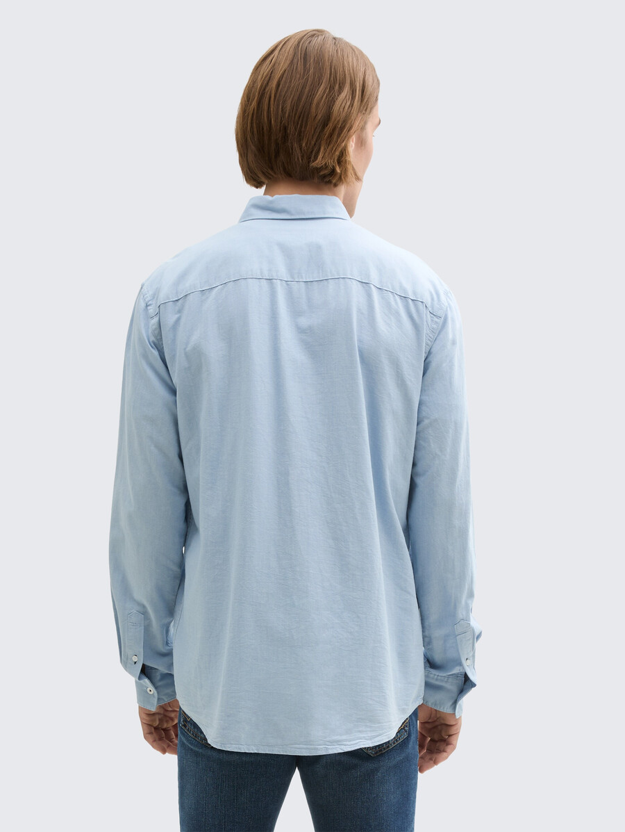 camisa de corte regular con bolsillo en el pecho