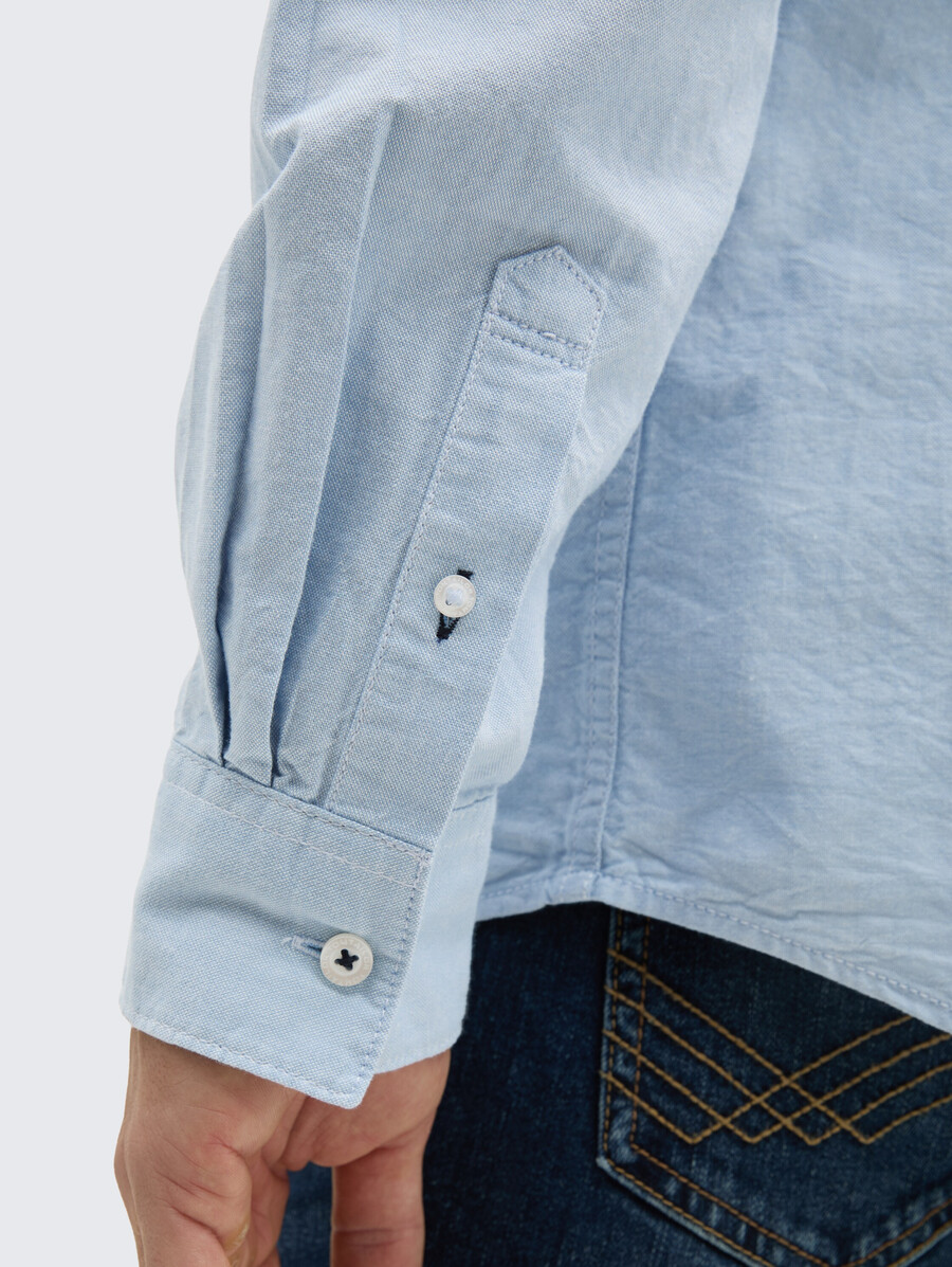 camisa de corte regular con bolsillo en el pecho