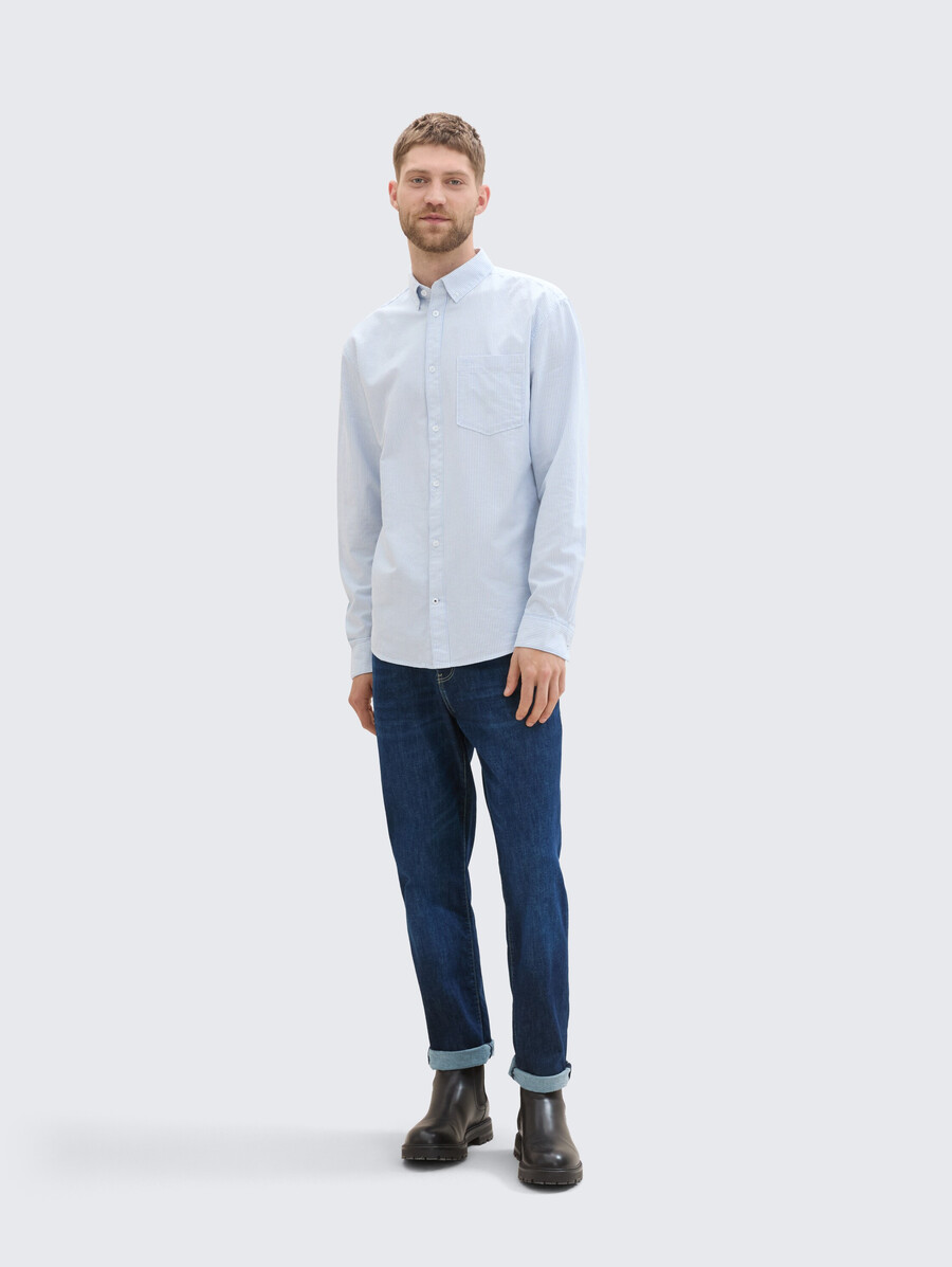 camisa de corte regular con bolsillo en el pecho