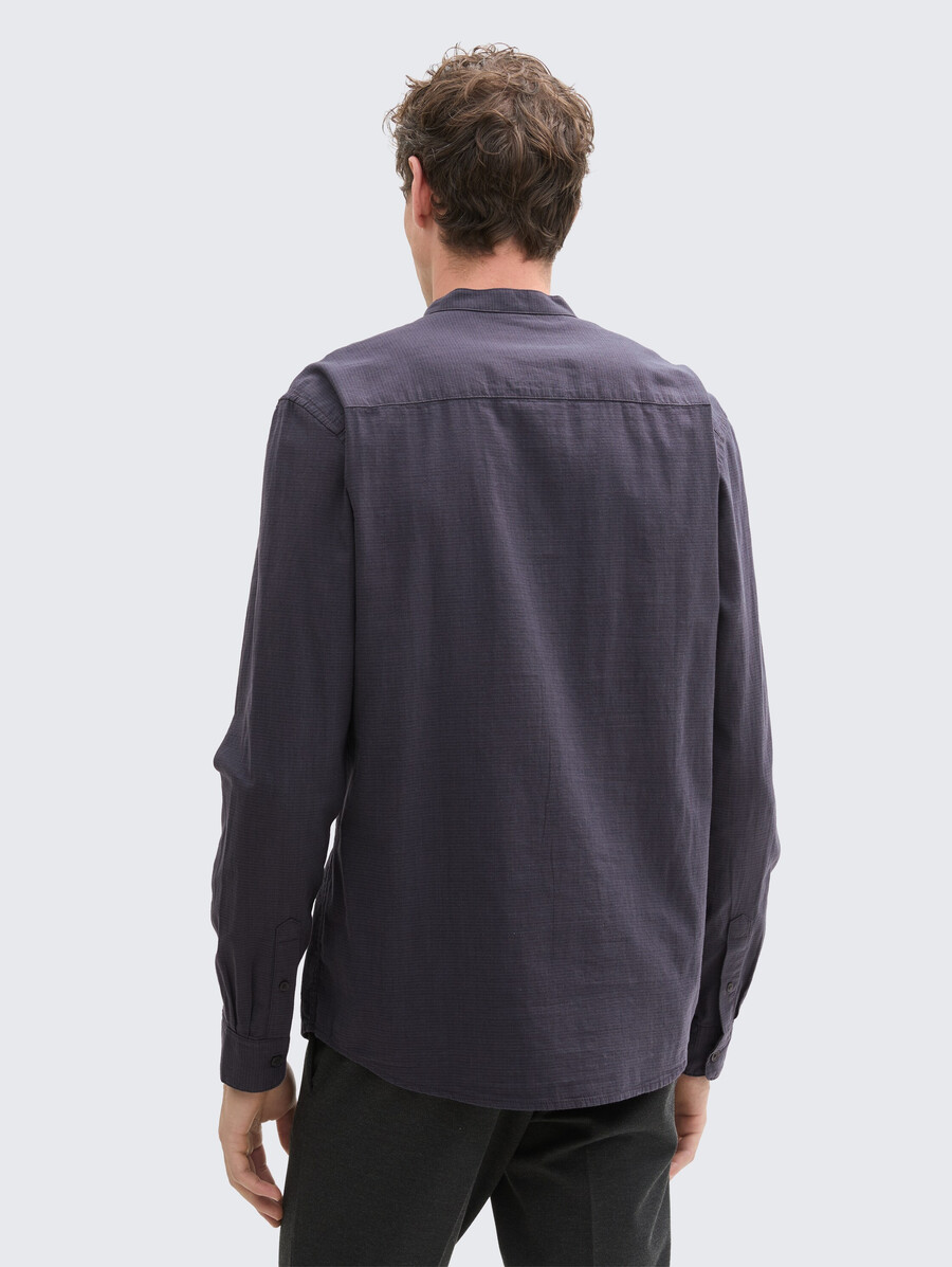 camisa básica con cuello alto