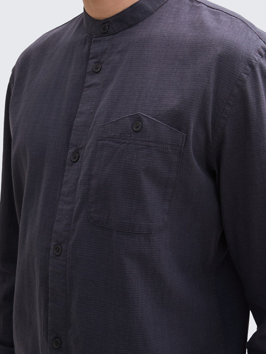 camisa básica con cuello alto