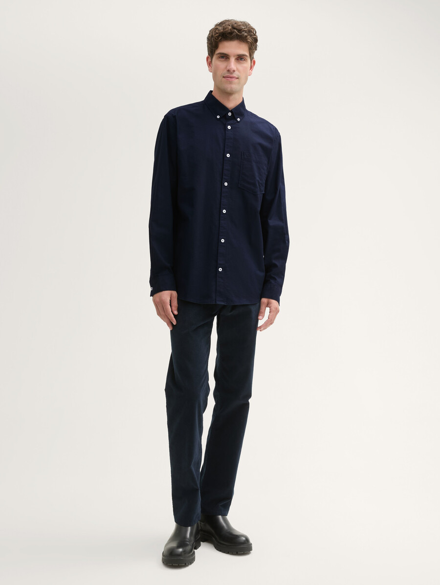 camisa de corte regular con bolsillo en el pecho