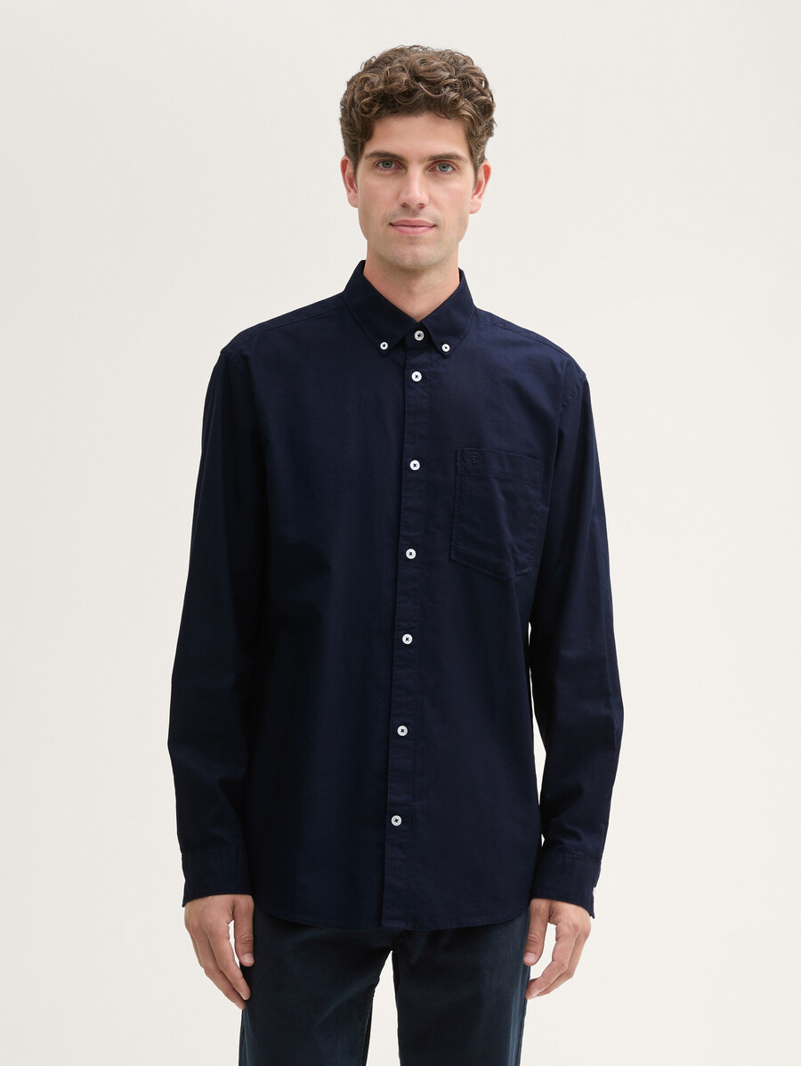 camisa de corte regular con bolsillo en el pecho
