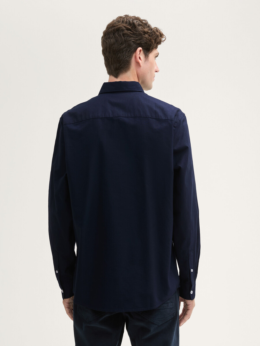 camisa de corte regular con bolsillo en el pecho