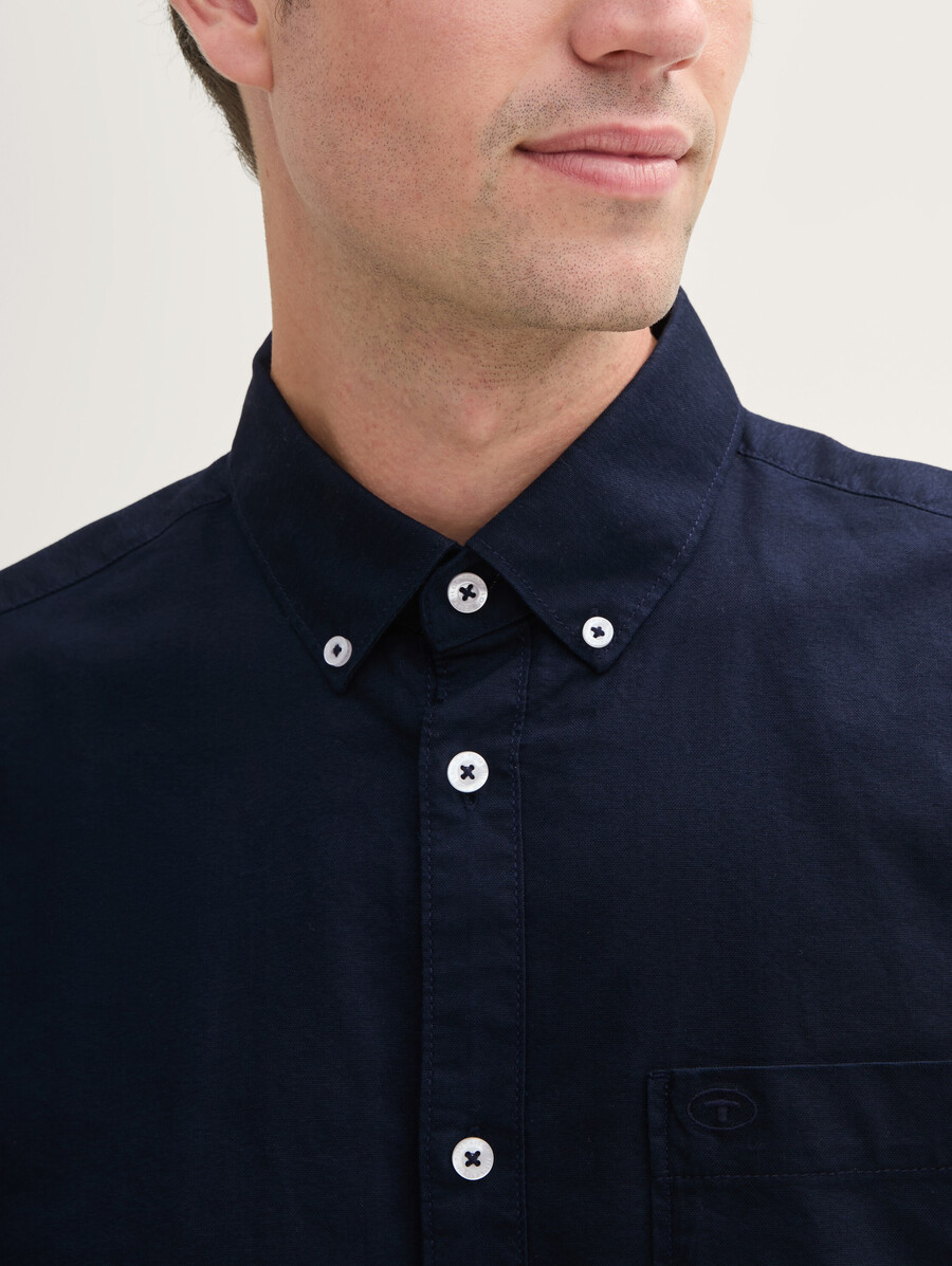 camisa de corte regular con bolsillo en el pecho