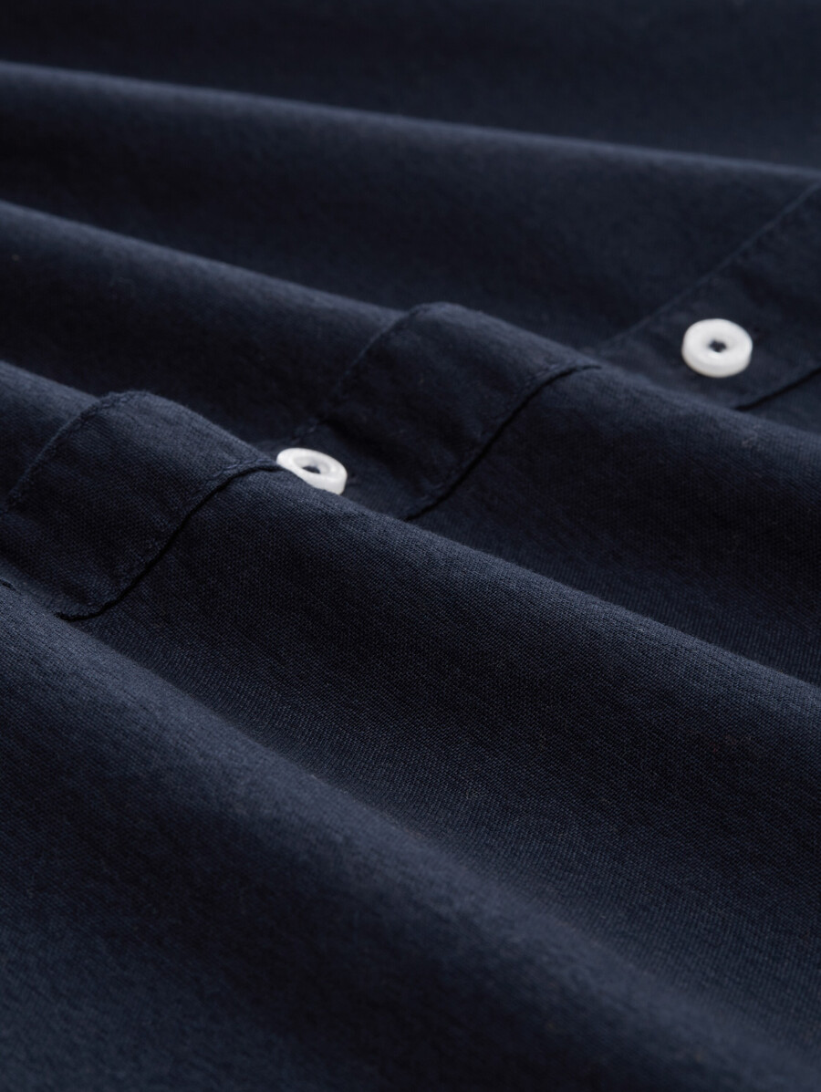 camisa de corte regular con bolsillo en el pecho