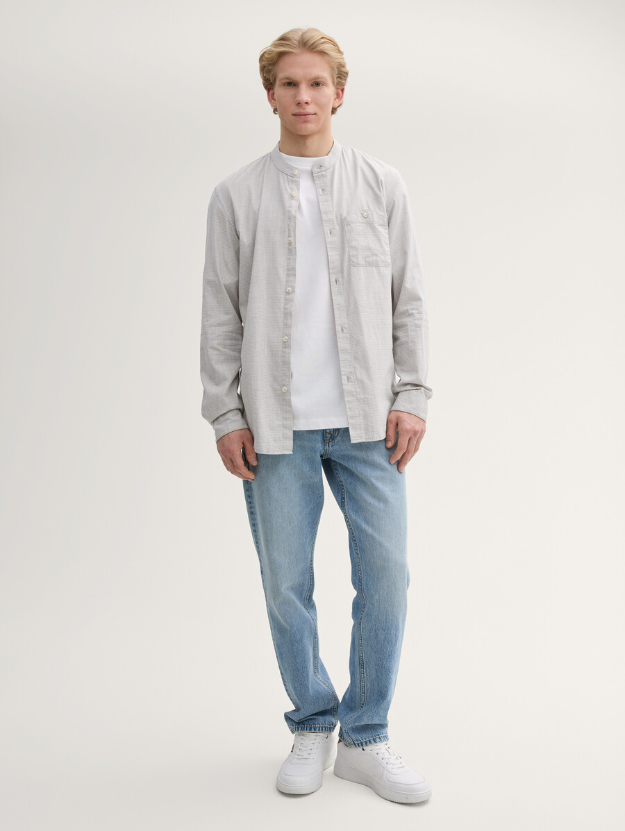 camisa básica con cuello alto