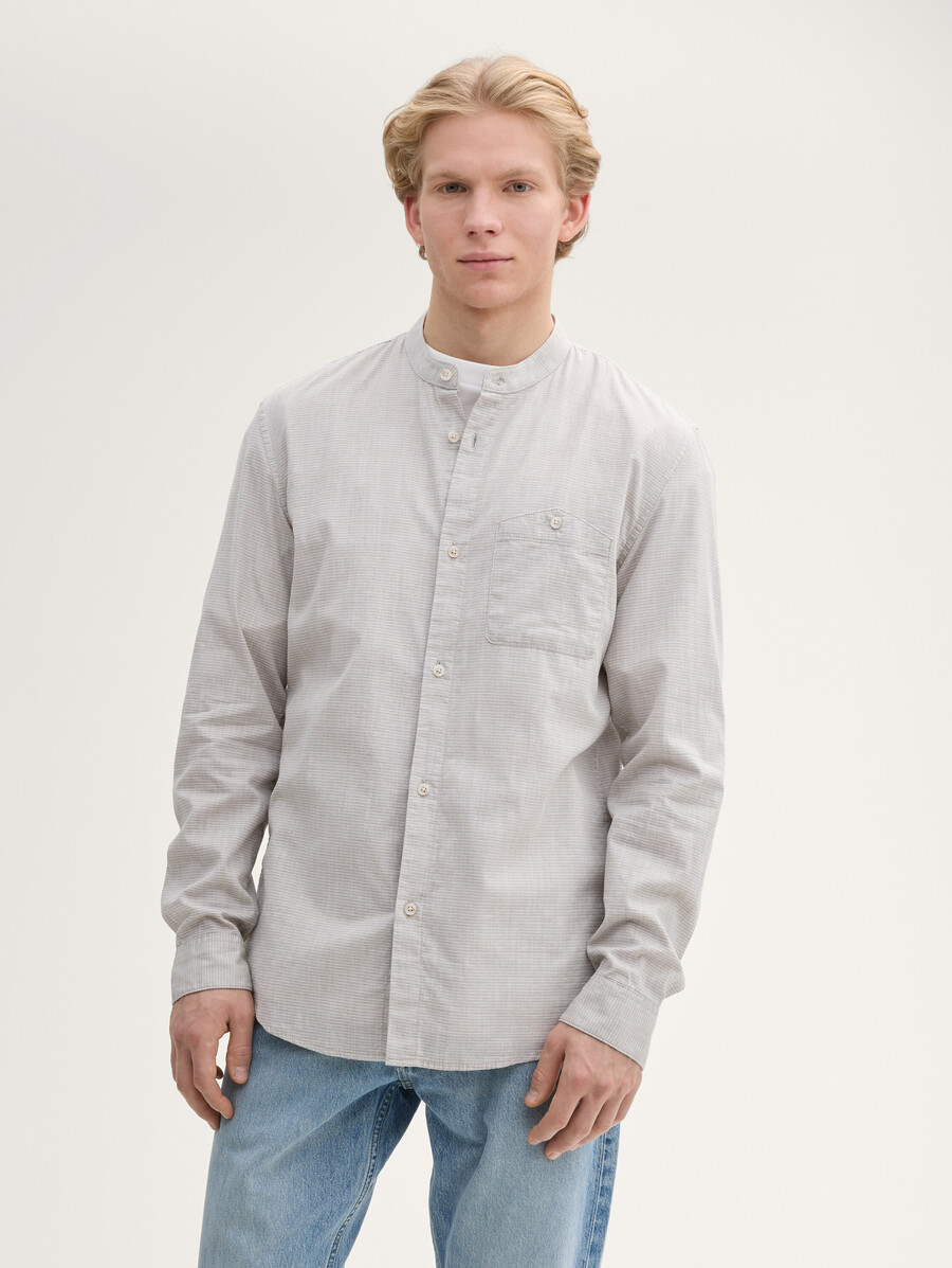camisa básica con cuello alto