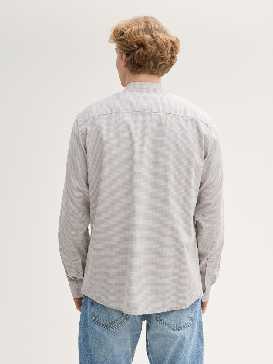 camisa básica con cuello alto