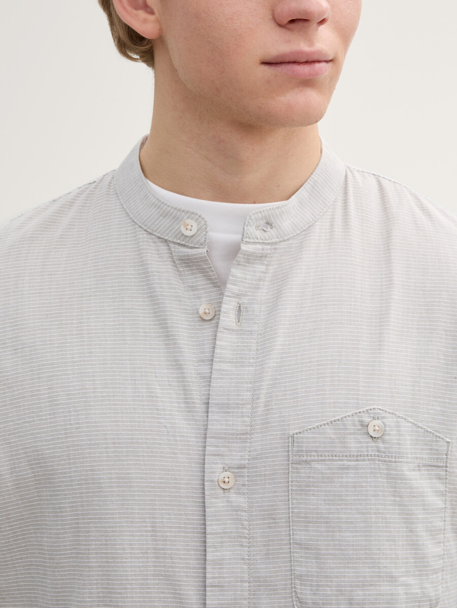 camisa básica con cuello alto
