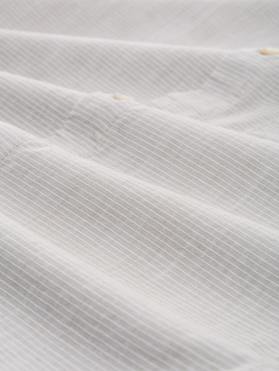 camisa básica con cuello alto