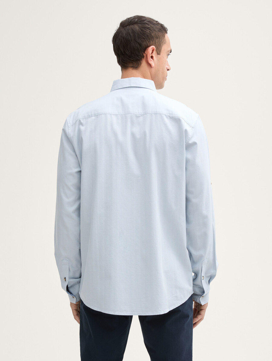 camisa de corte regular con largo de manga ajustable