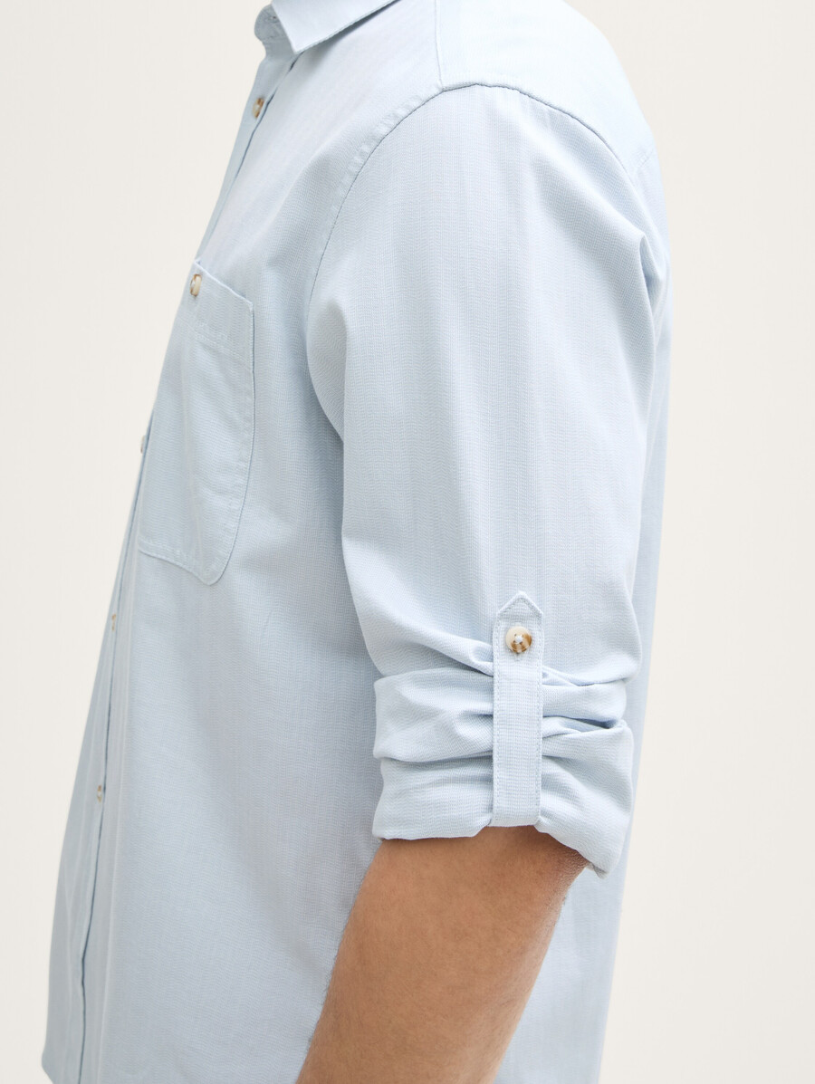 camisa de corte regular con largo de manga ajustable