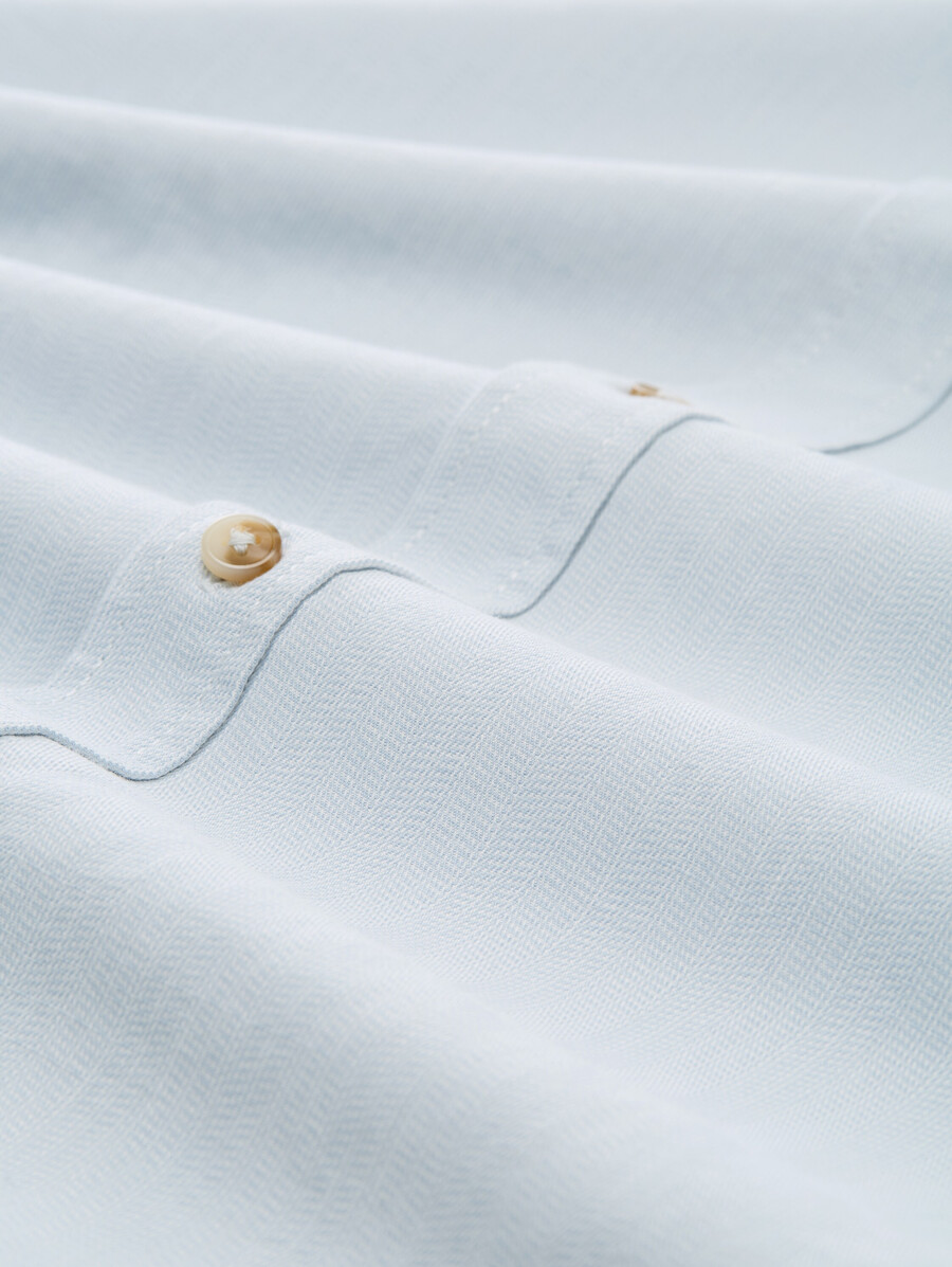 camisa de corte regular con largo de manga ajustable