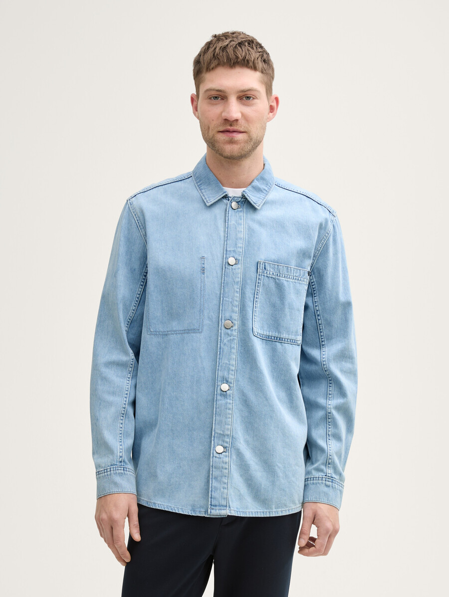 camisa vaquera de corte cómodo con bolsillo en el pecho