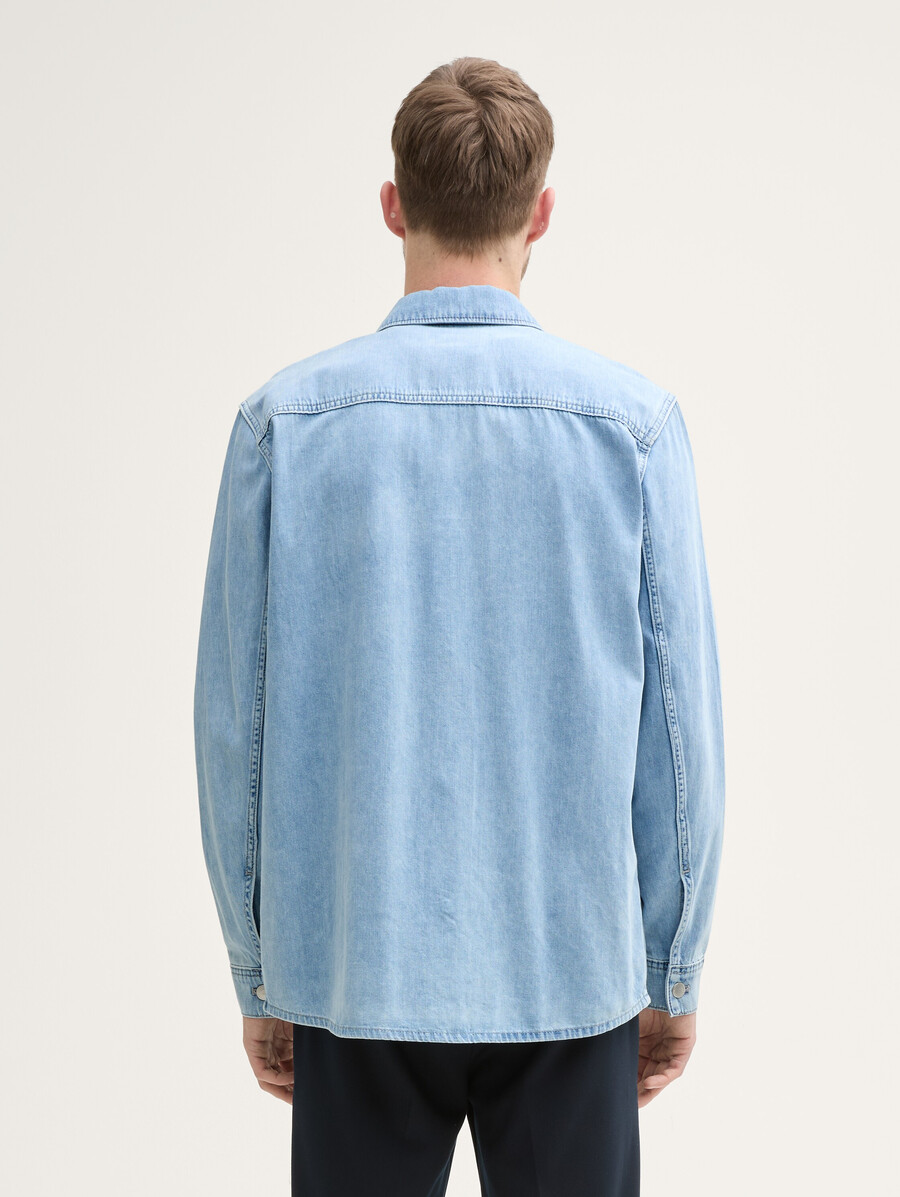 camisa vaquera de corte cómodo con bolsillo en el pecho
