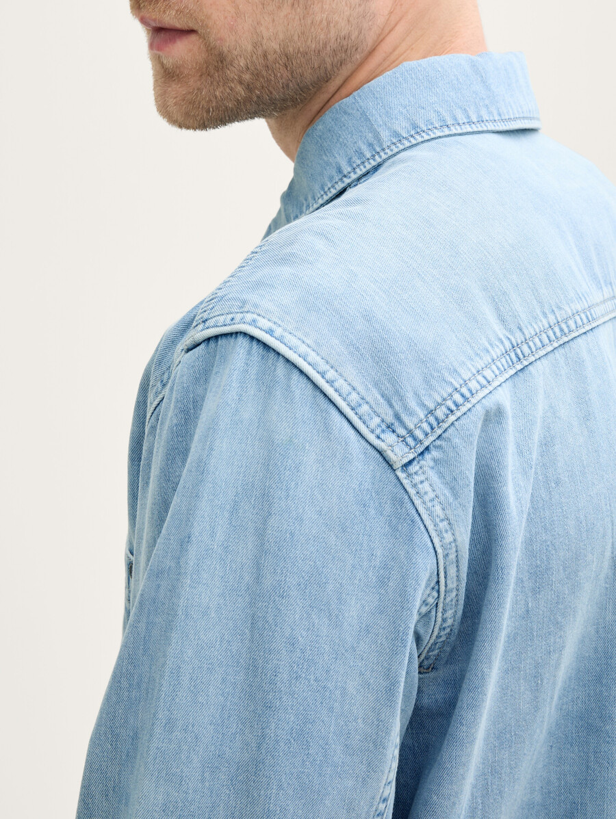 camisa vaquera de corte cómodo con bolsillo en el pecho