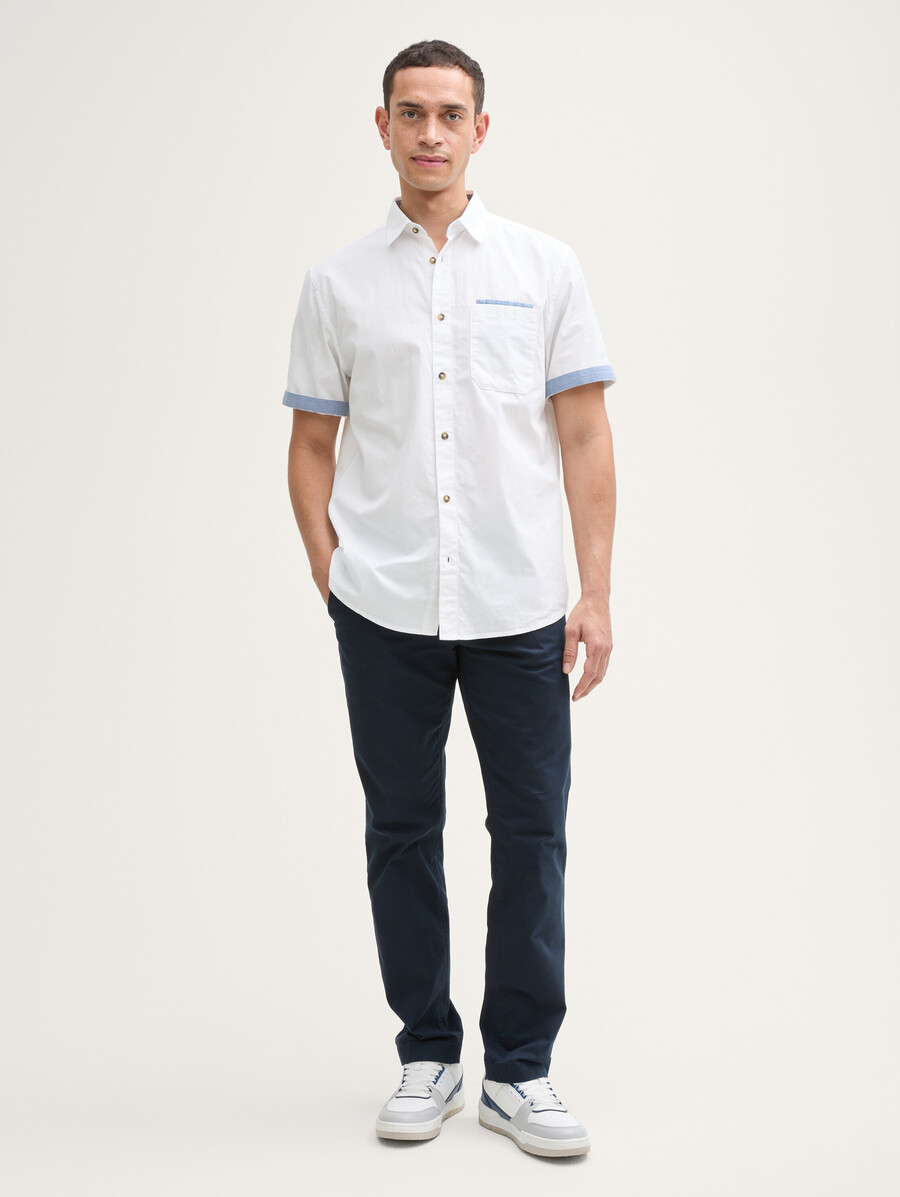 camisa de manga corta de corte regular con bolsillo en el pecho