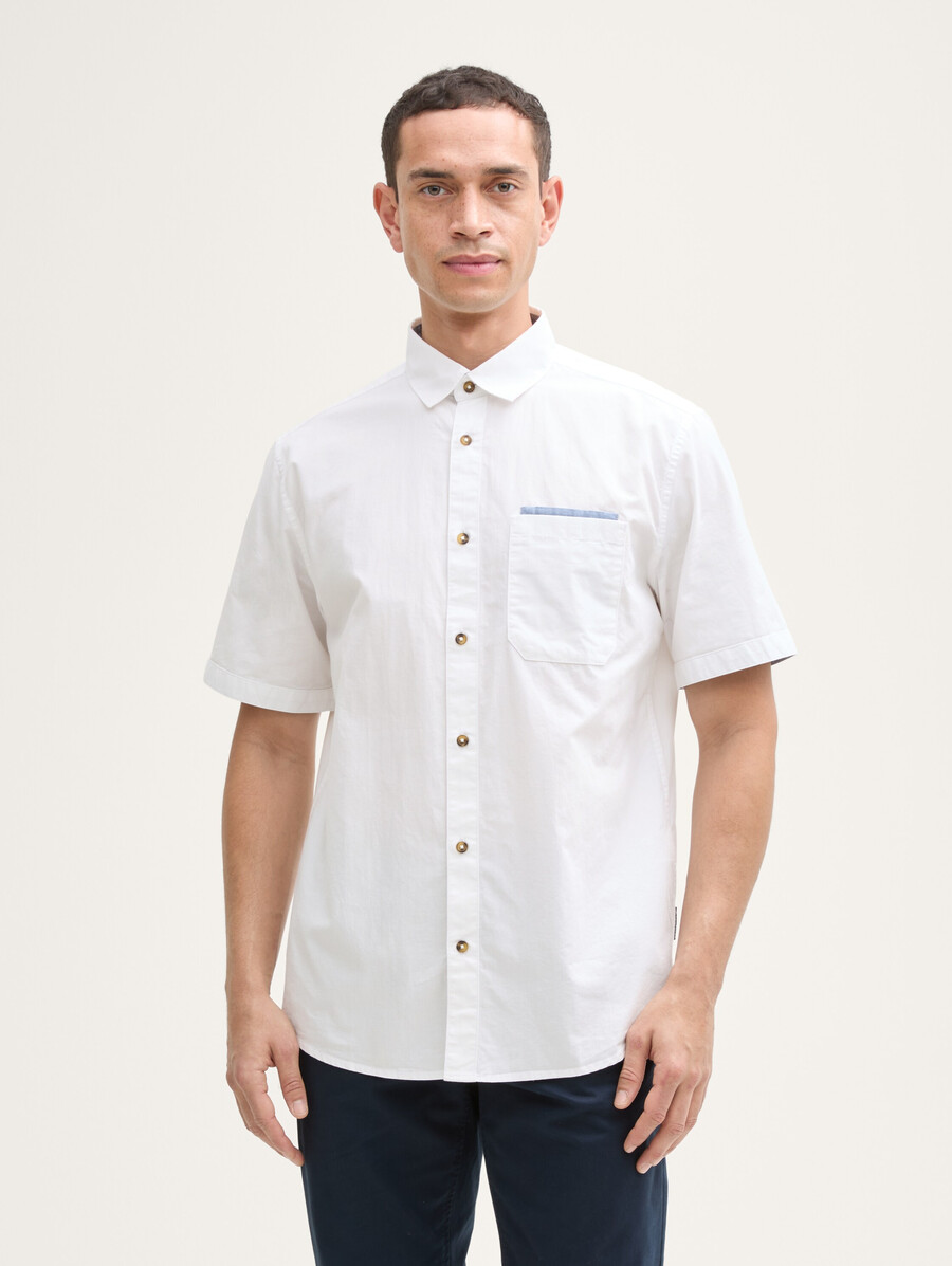 camisa de manga corta de corte regular con bolsillo en el pecho