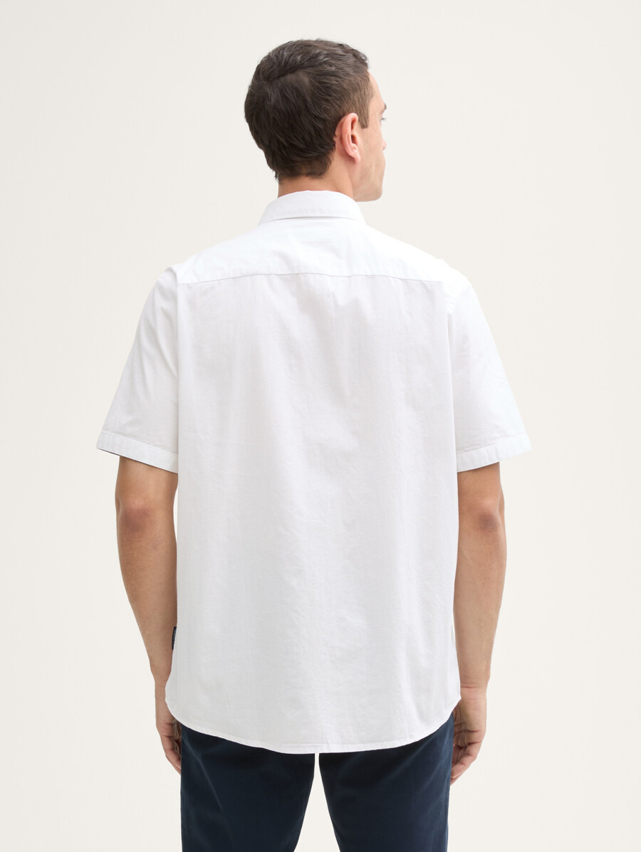 camisa de manga corta de corte regular con bolsillo en el pecho