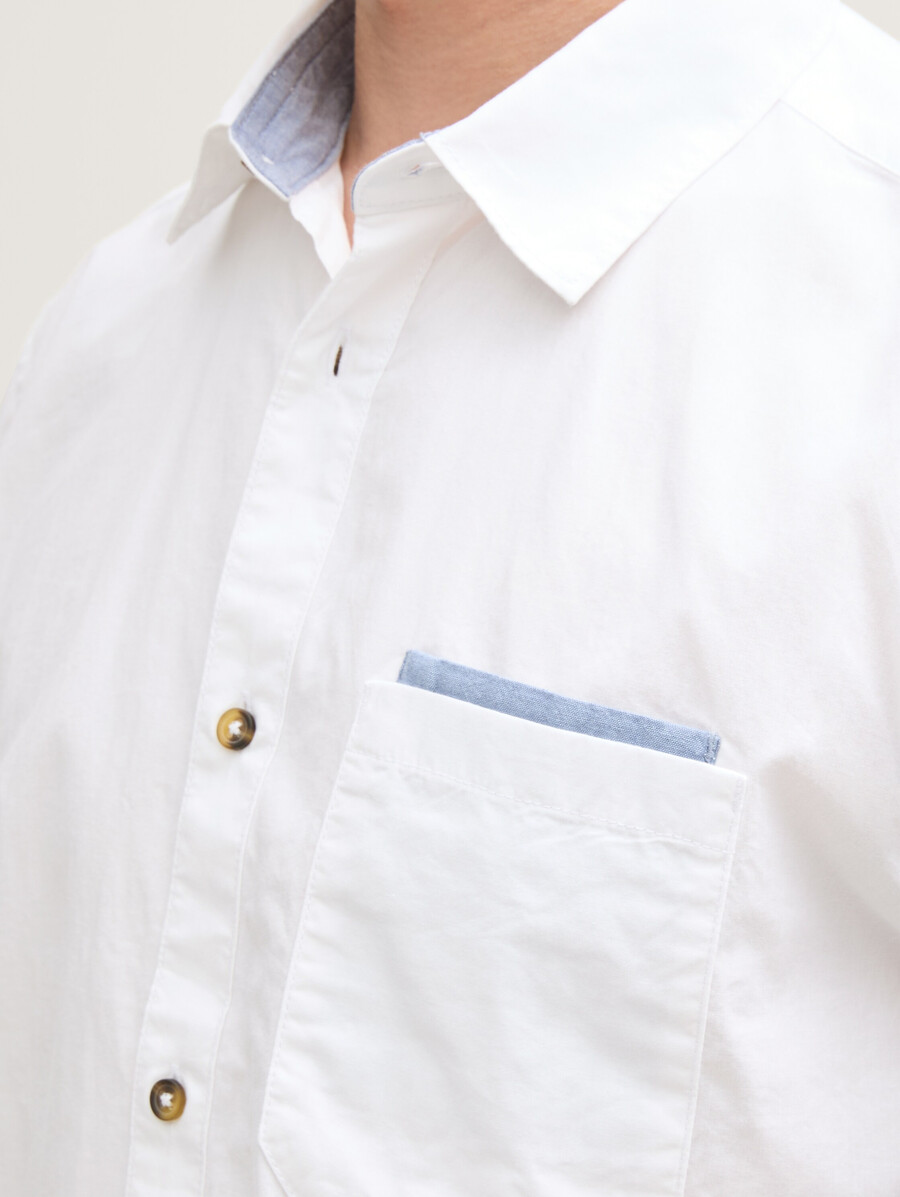 camisa de manga corta de corte regular con bolsillo en el pecho