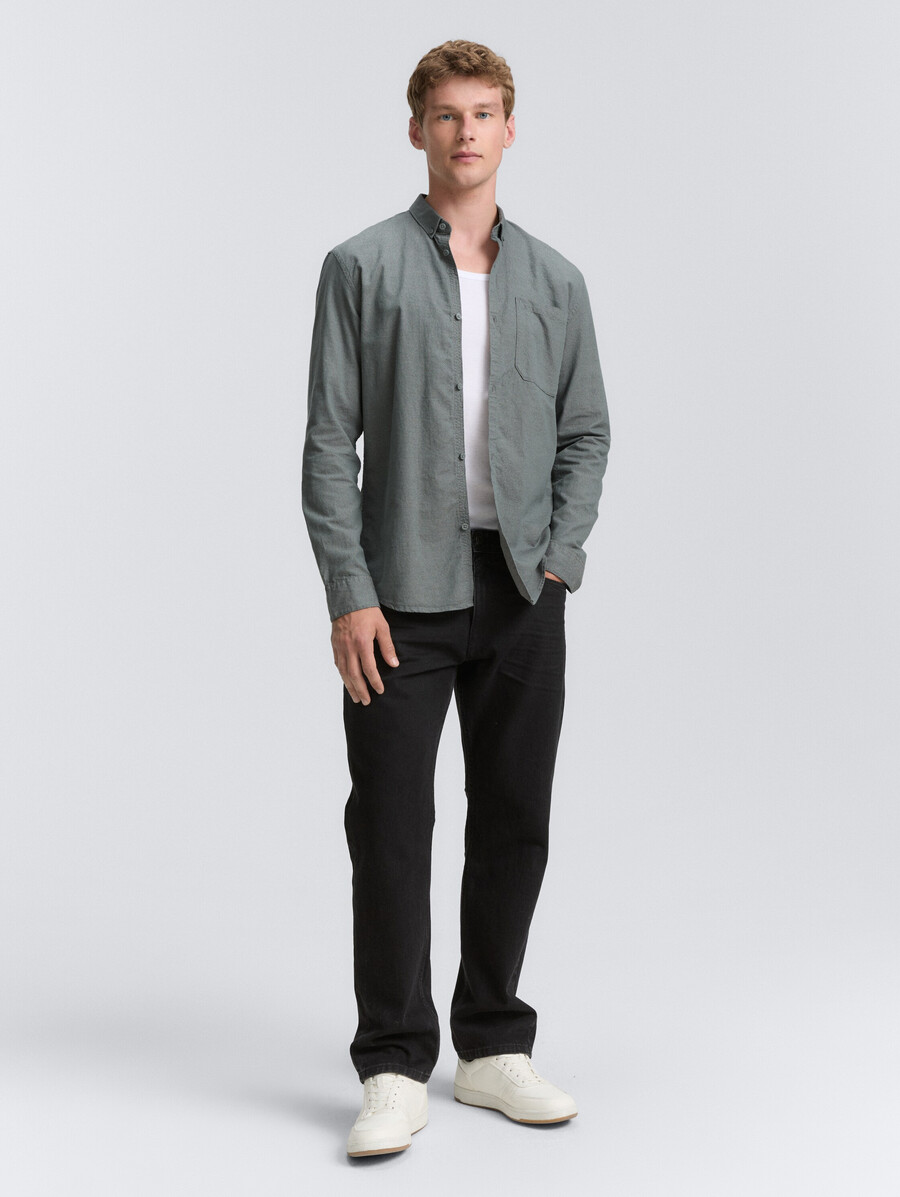 camisa de corte regular con bolsillo en el pecho