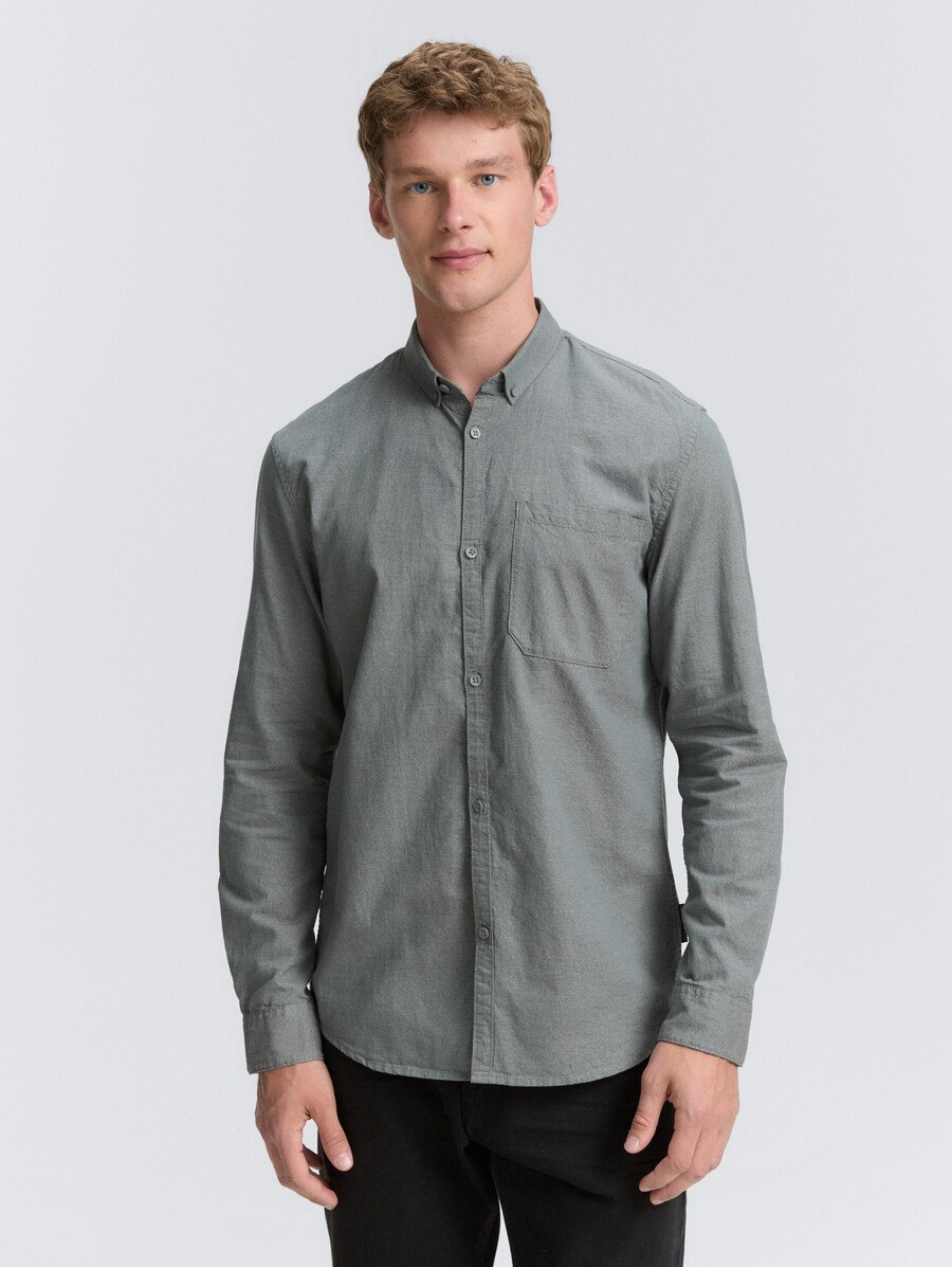 camisa de corte regular con bolsillo en el pecho