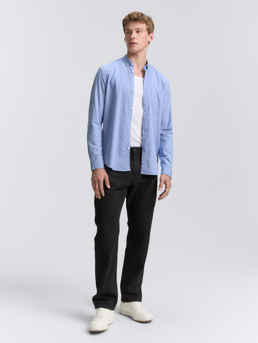camisa de corte regular con bolsillo en el pecho
