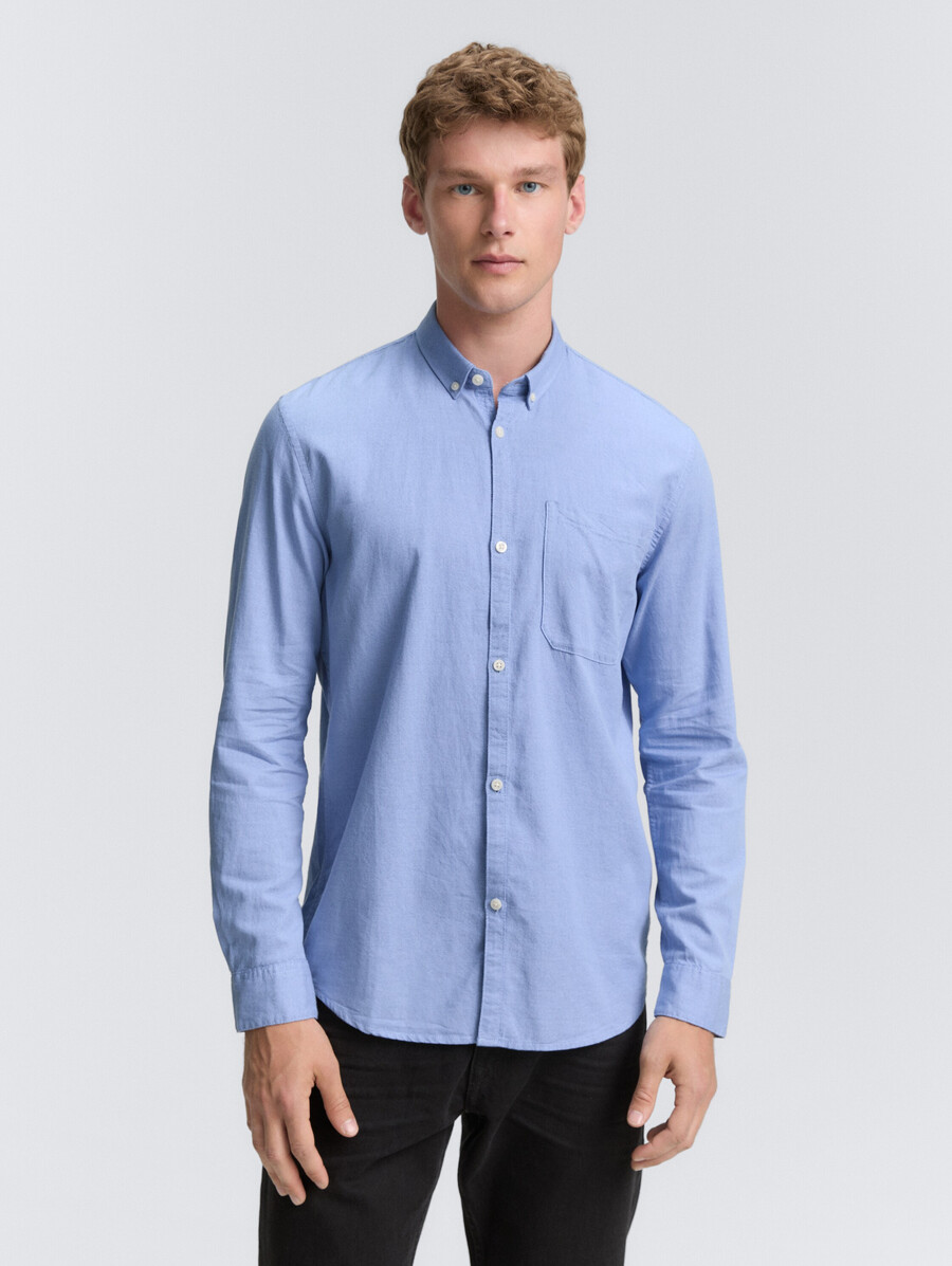 camisa de corte regular con bolsillo en el pecho