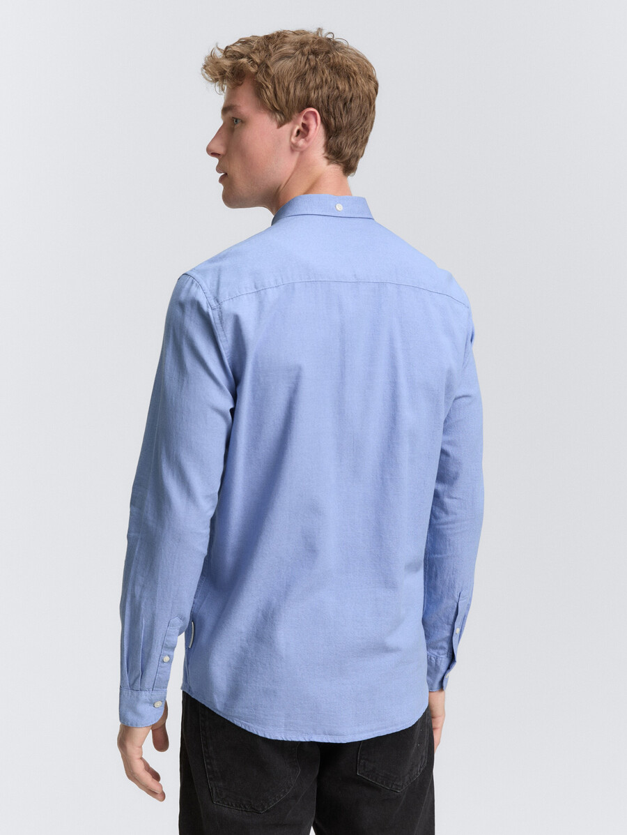 camisa de corte regular con bolsillo en el pecho