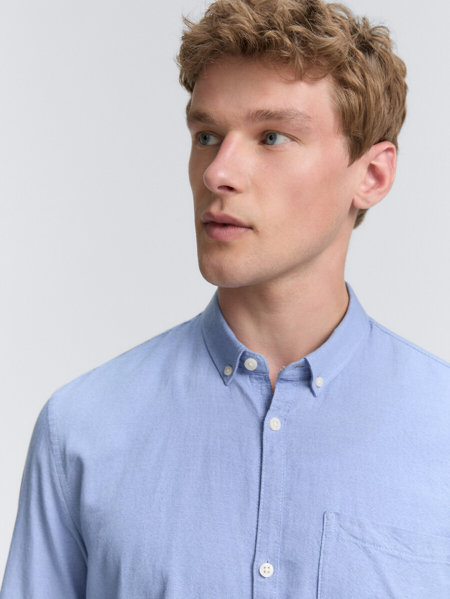 camisa de corte regular con bolsillo en el pecho