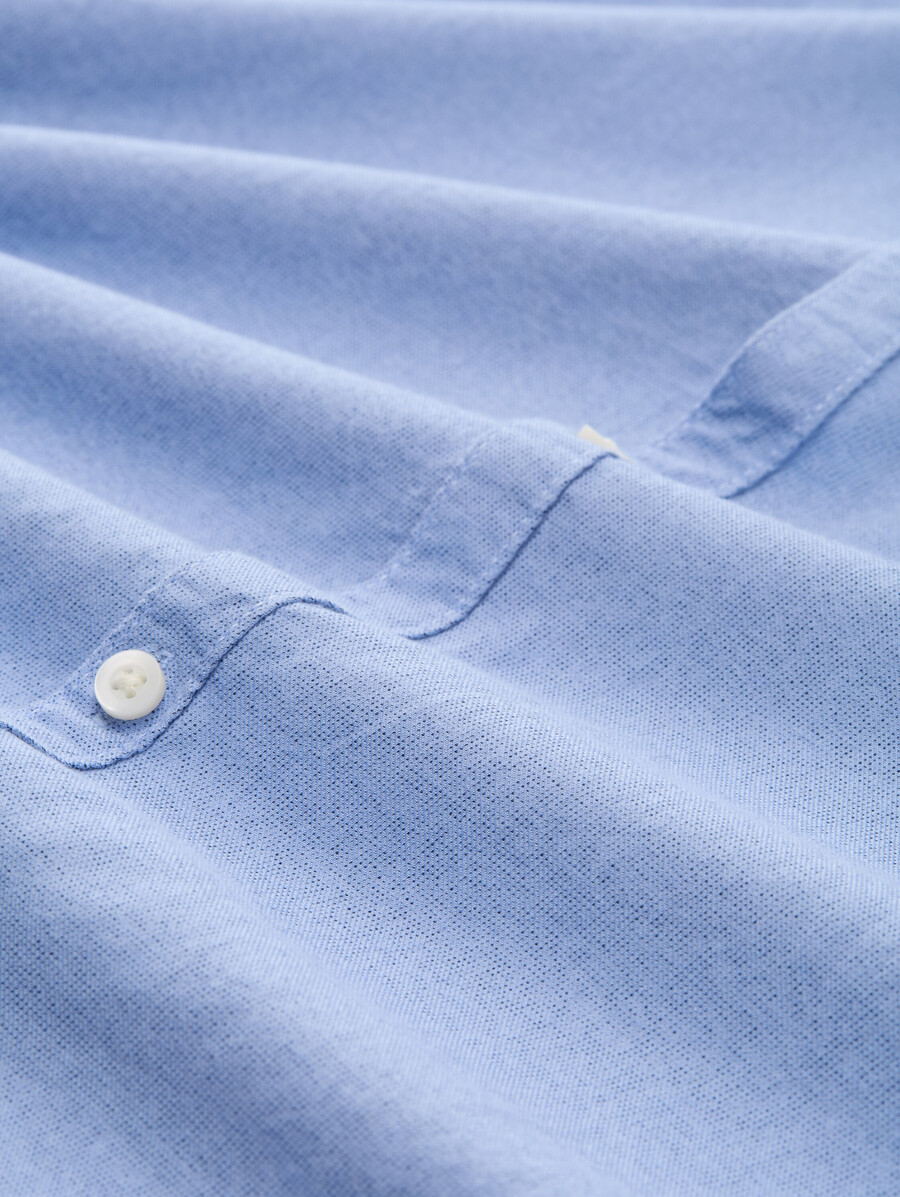 camisa de corte regular con bolsillo en el pecho
