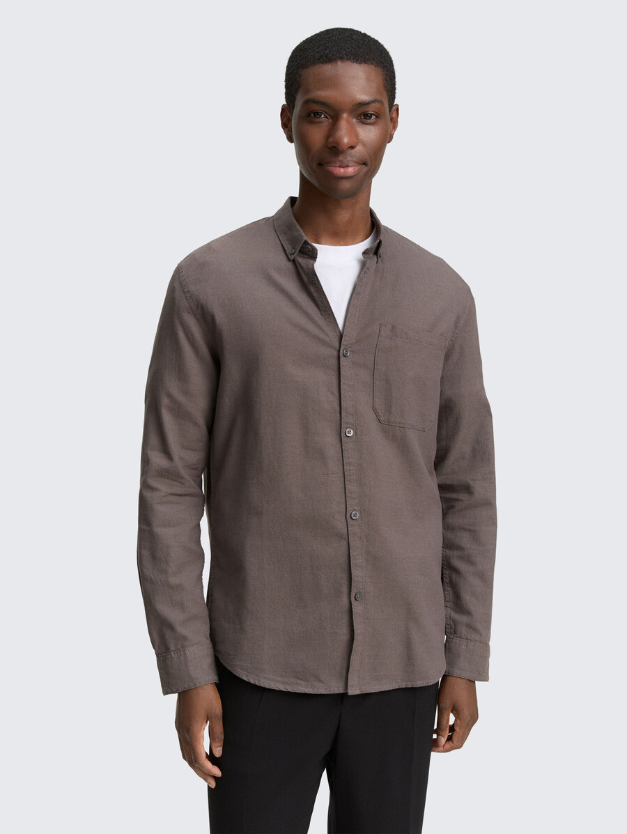 camisa de corte regular con bolsillo en el pecho