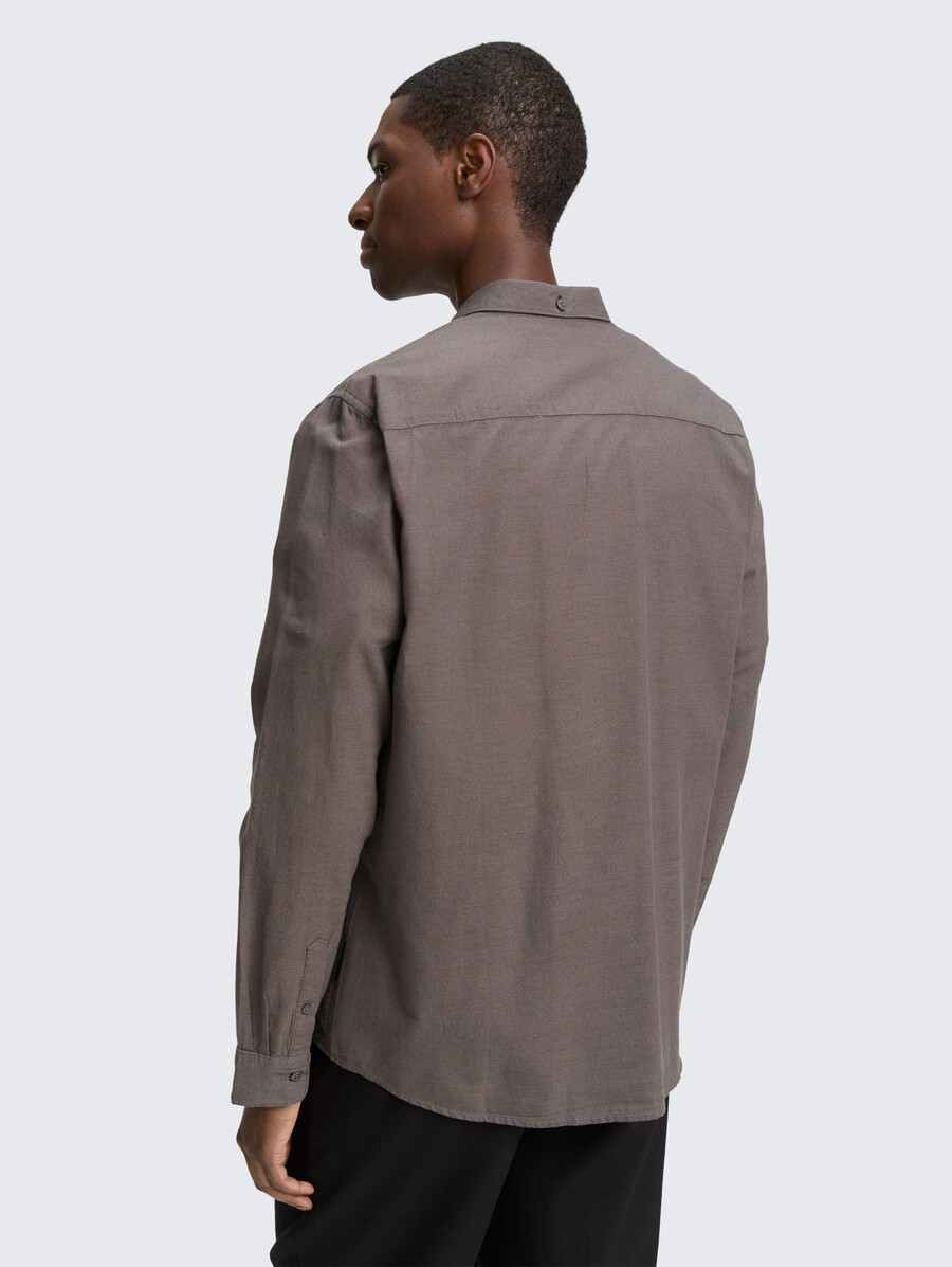 camisa de corte regular con bolsillo en el pecho